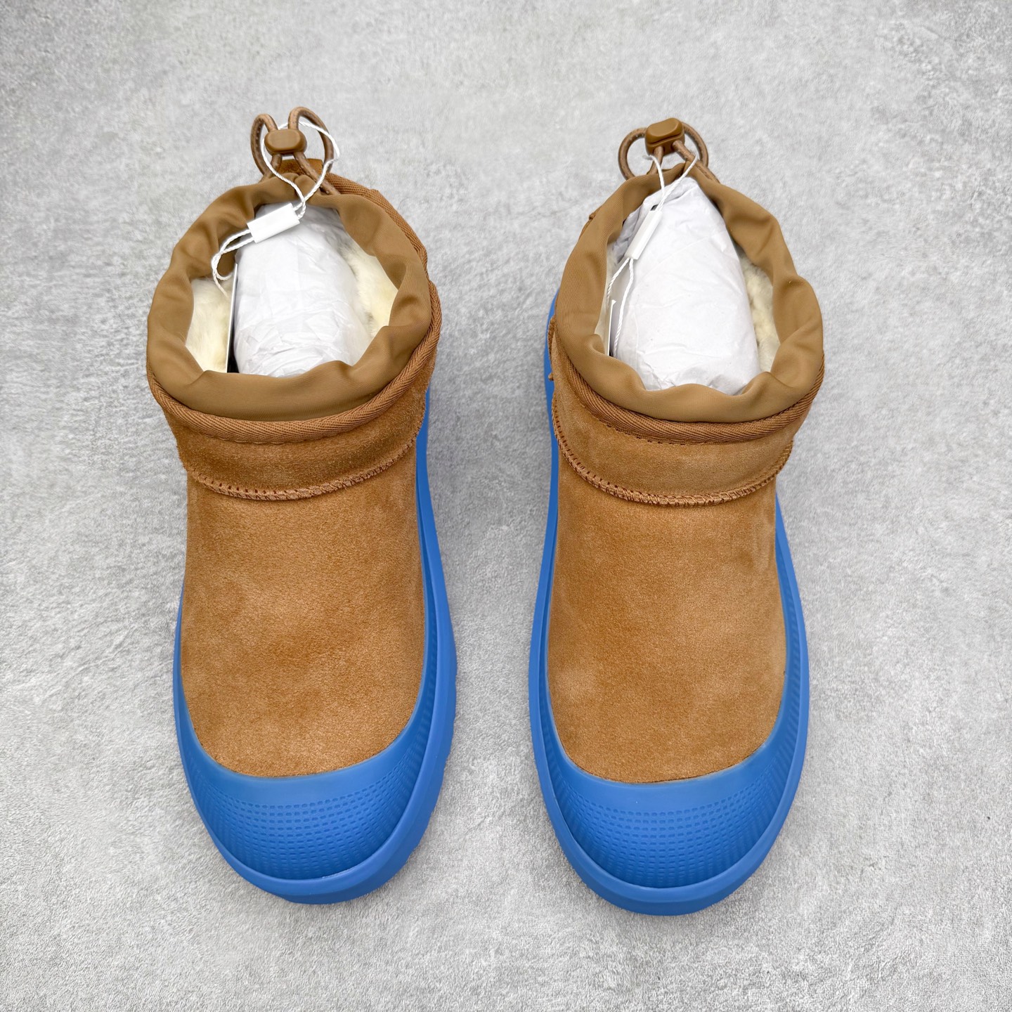 图片[2]-＃GD UGG 4196 经典秋冬羊皮毛一体雪地靴 隆丰A级澳洲进口羊皮毛一体 完全遵循ZP工艺流程 代工厂原厂版师 秉承无原鞋不开发选择 注重每一处细节 市面最正版型 TREADLITE\\\”轻翼\\\”科技外底 轻便/耐用/柔韧/桩型【售后郑重承诺】一个月内若出现重大脱胶/断底等质量问题 直接为您换新 翻毛皮鞋面 细腻亲肤再生聚酯纤维滚边 舒适易打理 保暖性佳 UGG plush™ 里衬和内底 茸软亲肤 舒适暖足 经典鞋型搭配轻盈厚底 稳稳拿捏秋冬出街时髦造型 Treadlite by UGG 轻翼大底 轻盈缓震 为双足减负 舒适轻便 助你轻松畅玩整天 尺码：35 36 37 38 39 40 41 42 43 44 45-选品中心