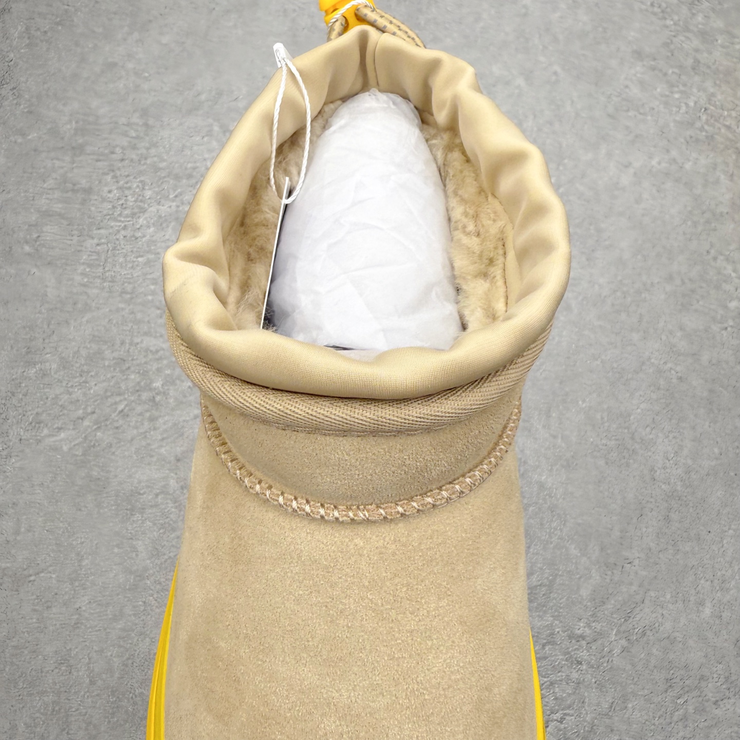 图片[5]-＃GD UGG 4196 经典秋冬羊皮毛一体雪地靴 隆丰A级澳洲进口羊皮毛一体 完全遵循ZP工艺流程 代工厂原厂版师 秉承无原鞋不开发选择 注重每一处细节 市面最正版型 TREADLITE\\\”轻翼\\\”科技外底 轻便/耐用/柔韧/桩型【售后郑重承诺】一个月内若出现重大脱胶/断底等质量问题 直接为您换新 翻毛皮鞋面 细腻亲肤再生聚酯纤维滚边 舒适易打理 保暖性佳 UGG plush™ 里衬和内底 茸软亲肤 舒适暖足 经典鞋型搭配轻盈厚底 稳稳拿捏秋冬出街时髦造型 Treadlite by UGG 轻翼大底 轻盈缓震 为双足减负 舒适轻便 助你轻松畅玩整天 尺码：35 36 37 38 39 40 41 42 43 44 45-选品中心