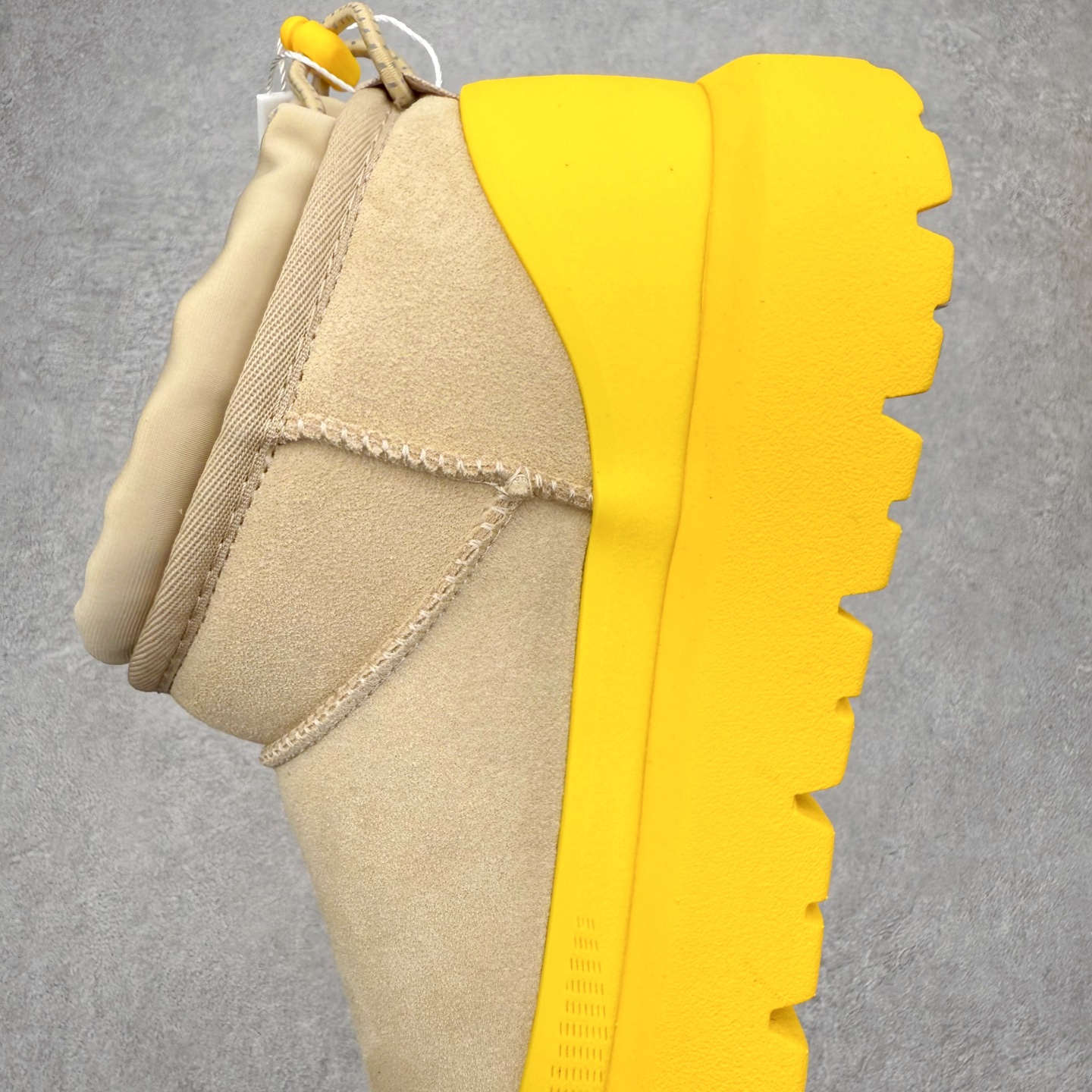 图片[7]-＃GD UGG 4196 经典秋冬羊皮毛一体雪地靴 隆丰A级澳洲进口羊皮毛一体 完全遵循ZP工艺流程 代工厂原厂版师 秉承无原鞋不开发选择 注重每一处细节 市面最正版型 TREADLITE\\\”轻翼\\\”科技外底 轻便/耐用/柔韧/桩型【售后郑重承诺】一个月内若出现重大脱胶/断底等质量问题 直接为您换新 翻毛皮鞋面 细腻亲肤再生聚酯纤维滚边 舒适易打理 保暖性佳 UGG plush™ 里衬和内底 茸软亲肤 舒适暖足 经典鞋型搭配轻盈厚底 稳稳拿捏秋冬出街时髦造型 Treadlite by UGG 轻翼大底 轻盈缓震 为双足减负 舒适轻便 助你轻松畅玩整天 尺码：35 36 37 38 39 40 41 42 43 44 45-选品中心