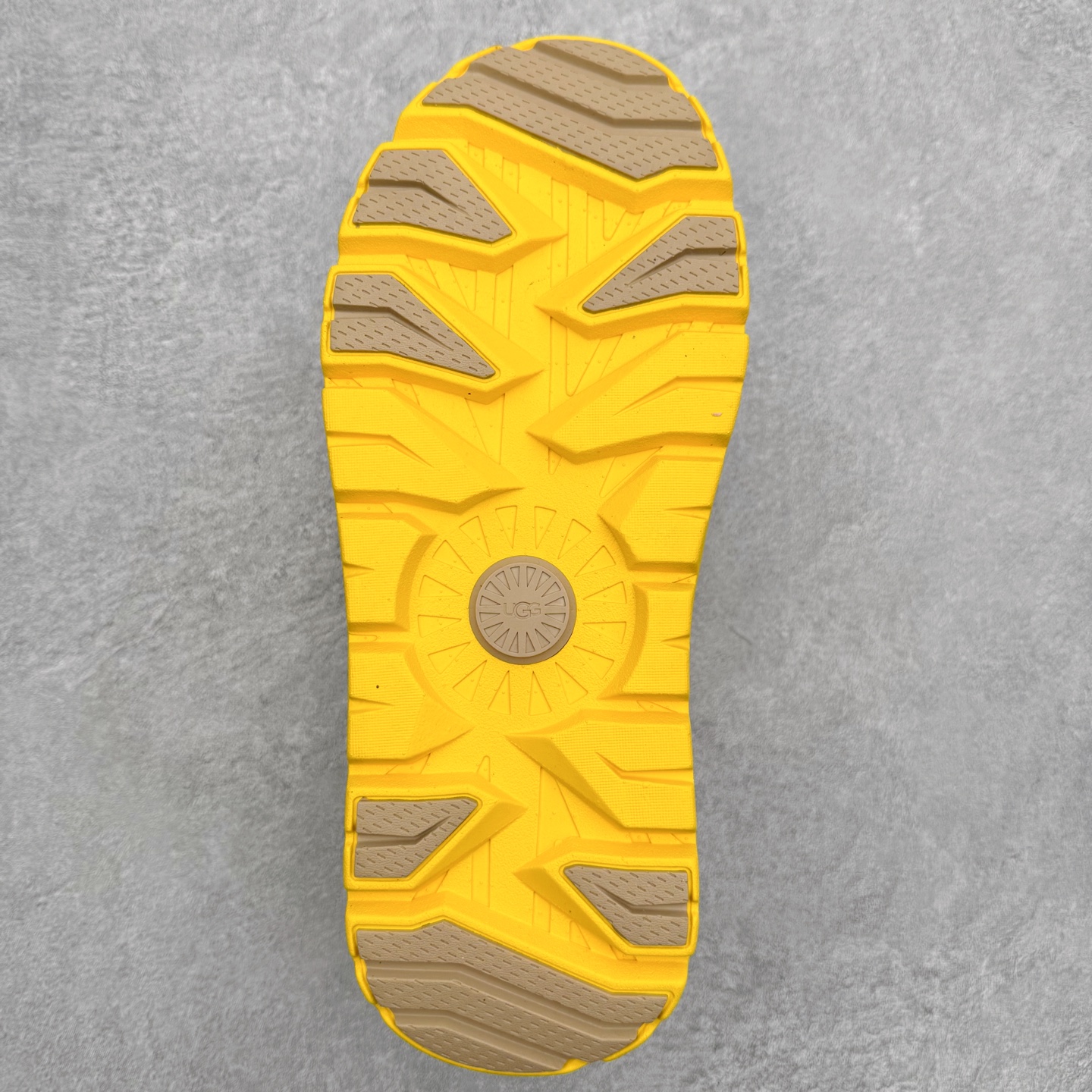 图片[9]-＃GD UGG 4196 经典秋冬羊皮毛一体雪地靴 隆丰A级澳洲进口羊皮毛一体 完全遵循ZP工艺流程 代工厂原厂版师 秉承无原鞋不开发选择 注重每一处细节 市面最正版型 TREADLITE\\\”轻翼\\\”科技外底 轻便/耐用/柔韧/桩型【售后郑重承诺】一个月内若出现重大脱胶/断底等质量问题 直接为您换新 翻毛皮鞋面 细腻亲肤再生聚酯纤维滚边 舒适易打理 保暖性佳 UGG plush™ 里衬和内底 茸软亲肤 舒适暖足 经典鞋型搭配轻盈厚底 稳稳拿捏秋冬出街时髦造型 Treadlite by UGG 轻翼大底 轻盈缓震 为双足减负 舒适轻便 助你轻松畅玩整天 尺码：35 36 37 38 39 40 41 42 43 44 45-选品中心