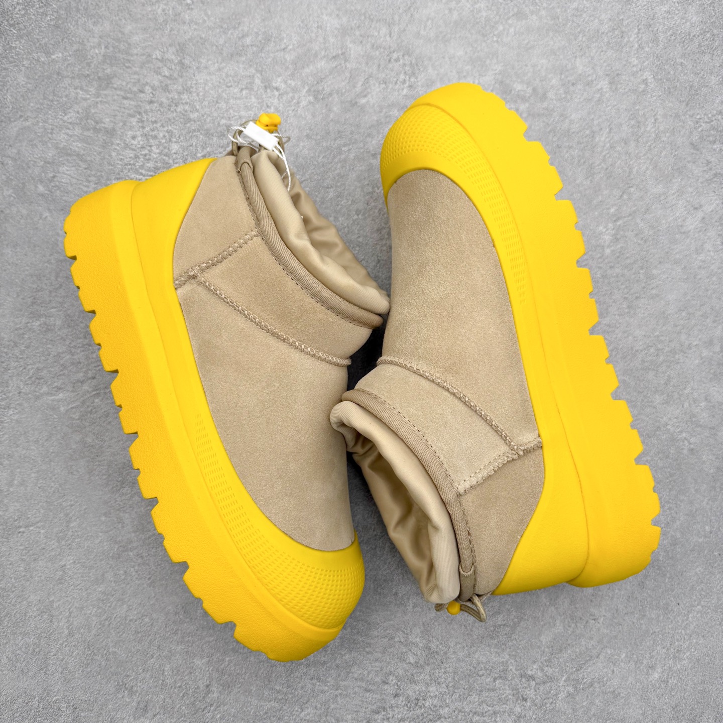 图片[3]-＃GD UGG 4196 经典秋冬羊皮毛一体雪地靴 隆丰A级澳洲进口羊皮毛一体 完全遵循ZP工艺流程 代工厂原厂版师 秉承无原鞋不开发选择 注重每一处细节 市面最正版型 TREADLITE\\\”轻翼\\\”科技外底 轻便/耐用/柔韧/桩型【售后郑重承诺】一个月内若出现重大脱胶/断底等质量问题 直接为您换新 翻毛皮鞋面 细腻亲肤再生聚酯纤维滚边 舒适易打理 保暖性佳 UGG plush™ 里衬和内底 茸软亲肤 舒适暖足 经典鞋型搭配轻盈厚底 稳稳拿捏秋冬出街时髦造型 Treadlite by UGG 轻翼大底 轻盈缓震 为双足减负 舒适轻便 助你轻松畅玩整天 尺码：35 36 37 38 39 40 41 42 43 44 45-选品中心