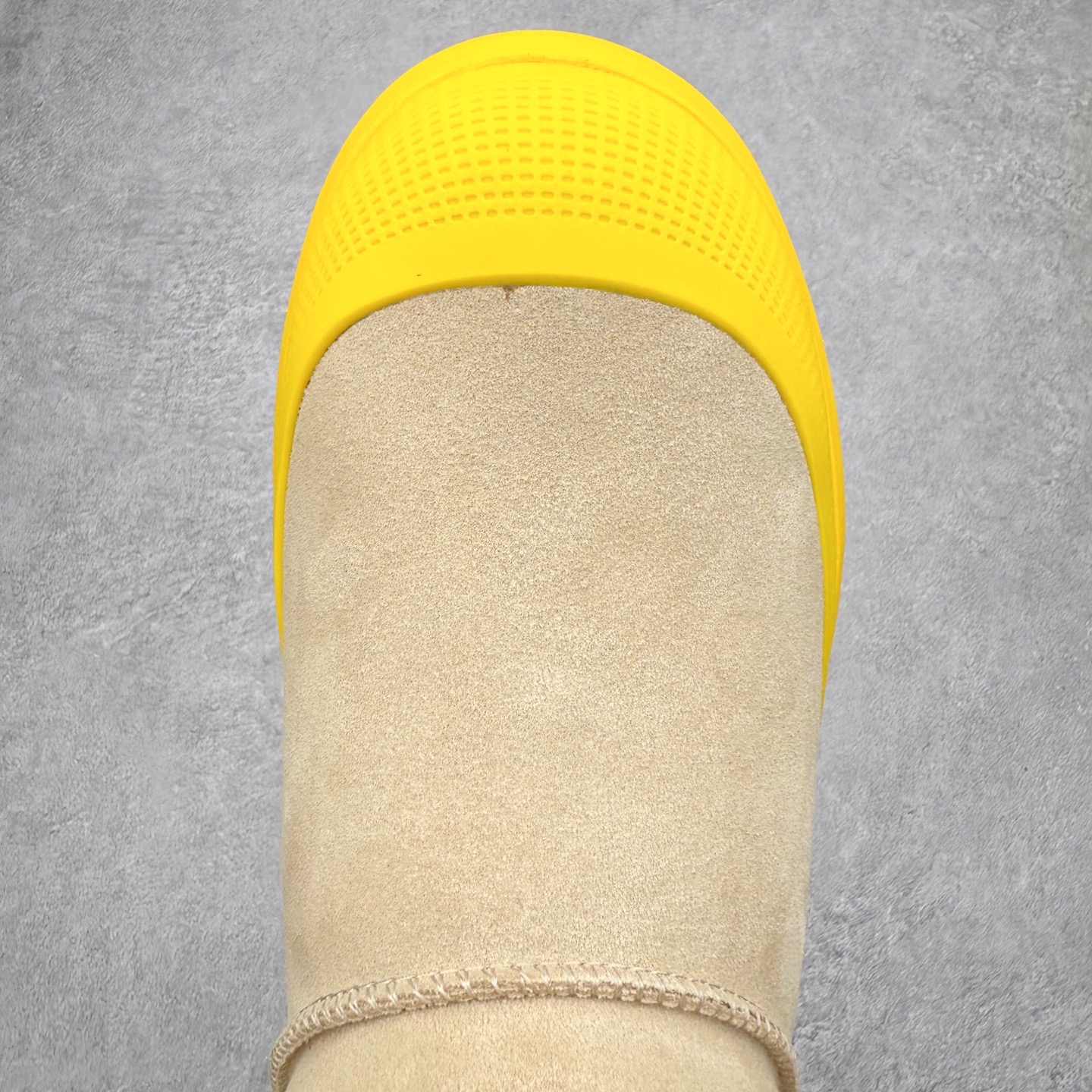 图片[4]-＃GD UGG 4196 经典秋冬羊皮毛一体雪地靴 隆丰A级澳洲进口羊皮毛一体 完全遵循ZP工艺流程 代工厂原厂版师 秉承无原鞋不开发选择 注重每一处细节 市面最正版型 TREADLITE\\\”轻翼\\\”科技外底 轻便/耐用/柔韧/桩型【售后郑重承诺】一个月内若出现重大脱胶/断底等质量问题 直接为您换新 翻毛皮鞋面 细腻亲肤再生聚酯纤维滚边 舒适易打理 保暖性佳 UGG plush™ 里衬和内底 茸软亲肤 舒适暖足 经典鞋型搭配轻盈厚底 稳稳拿捏秋冬出街时髦造型 Treadlite by UGG 轻翼大底 轻盈缓震 为双足减负 舒适轻便 助你轻松畅玩整天 尺码：35 36 37 38 39 40 41 42 43 44 45-选品中心