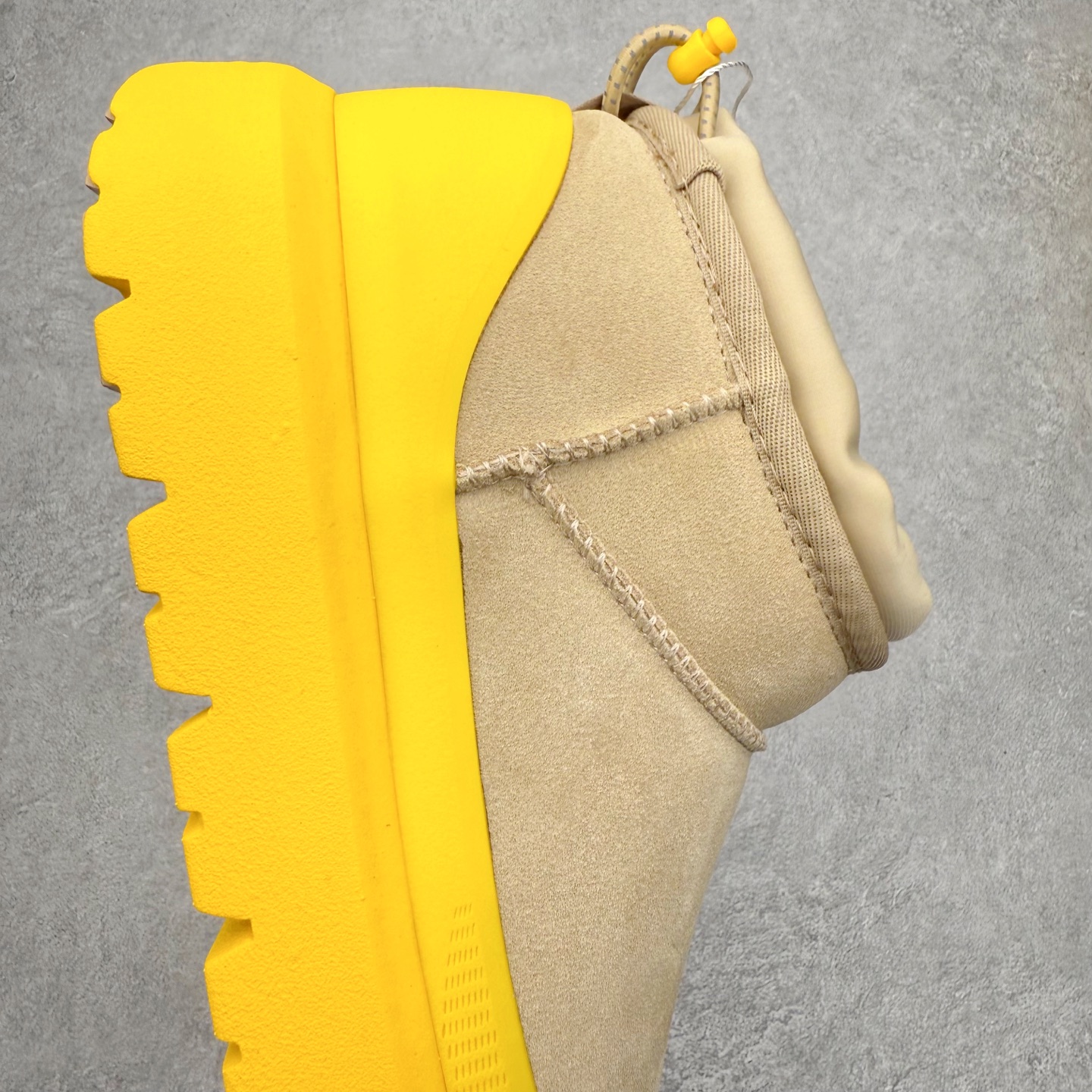 图片[6]-＃GD UGG 4196 经典秋冬羊皮毛一体雪地靴 隆丰A级澳洲进口羊皮毛一体 完全遵循ZP工艺流程 代工厂原厂版师 秉承无原鞋不开发选择 注重每一处细节 市面最正版型 TREADLITE\\\”轻翼\\\”科技外底 轻便/耐用/柔韧/桩型【售后郑重承诺】一个月内若出现重大脱胶/断底等质量问题 直接为您换新 翻毛皮鞋面 细腻亲肤再生聚酯纤维滚边 舒适易打理 保暖性佳 UGG plush™ 里衬和内底 茸软亲肤 舒适暖足 经典鞋型搭配轻盈厚底 稳稳拿捏秋冬出街时髦造型 Treadlite by UGG 轻翼大底 轻盈缓震 为双足减负 舒适轻便 助你轻松畅玩整天 尺码：35 36 37 38 39 40 41 42 43 44 45-选品中心