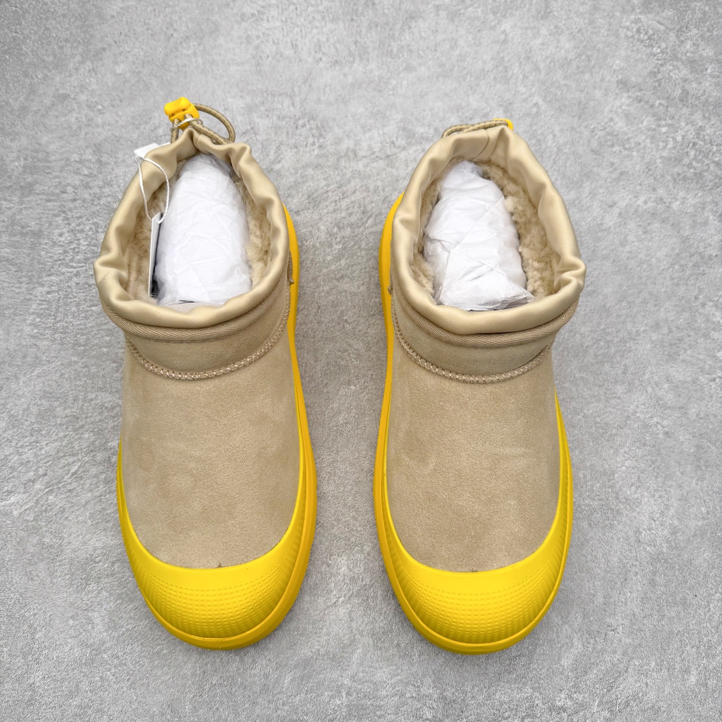 图片[2]-＃GD UGG 4196 经典秋冬羊皮毛一体雪地靴 隆丰A级澳洲进口羊皮毛一体 完全遵循ZP工艺流程 代工厂原厂版师 秉承无原鞋不开发选择 注重每一处细节 市面最正版型 TREADLITE\\\”轻翼\\\”科技外底 轻便/耐用/柔韧/桩型【售后郑重承诺】一个月内若出现重大脱胶/断底等质量问题 直接为您换新 翻毛皮鞋面 细腻亲肤再生聚酯纤维滚边 舒适易打理 保暖性佳 UGG plush™ 里衬和内底 茸软亲肤 舒适暖足 经典鞋型搭配轻盈厚底 稳稳拿捏秋冬出街时髦造型 Treadlite by UGG 轻翼大底 轻盈缓震 为双足减负 舒适轻便 助你轻松畅玩整天 尺码：35 36 37 38 39 40 41 42 43 44 45-选品中心