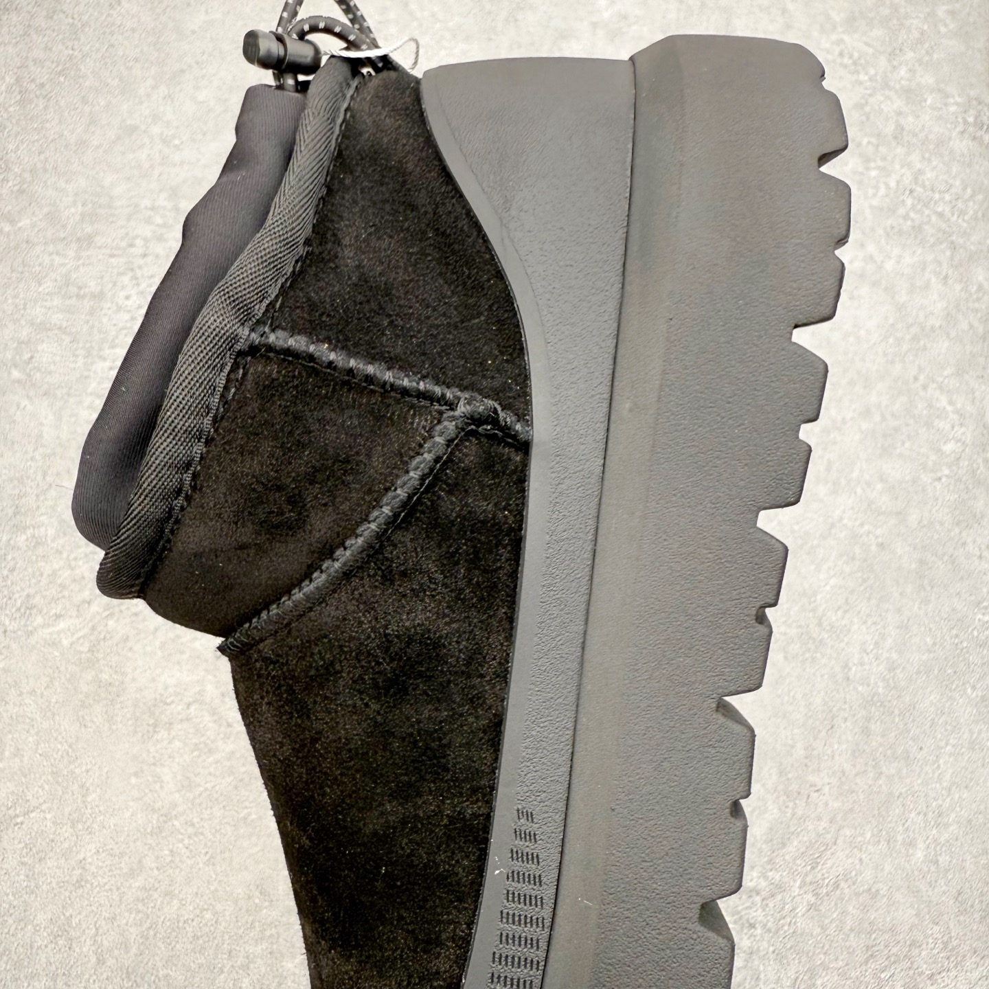 图片[7]-＃GD UGG 4196 经典秋冬羊皮毛一体雪地靴 隆丰A级澳洲进口羊皮毛一体 完全遵循ZP工艺流程 代工厂原厂版师 秉承无原鞋不开发选择 注重每一处细节 市面最正版型 TREADLITE\\\”轻翼\\\”科技外底 轻便/耐用/柔韧/桩型【售后郑重承诺】一个月内若出现重大脱胶/断底等质量问题 直接为您换新 翻毛皮鞋面 细腻亲肤再生聚酯纤维滚边 舒适易打理 保暖性佳 UGG plush™ 里衬和内底 茸软亲肤 舒适暖足 经典鞋型搭配轻盈厚底 稳稳拿捏秋冬出街时髦造型 Treadlite by UGG 轻翼大底 轻盈缓震 为双足减负 舒适轻便 助你轻松畅玩整天 尺码：35 36 37 38 39 40 41 42 43 44 45-选品中心