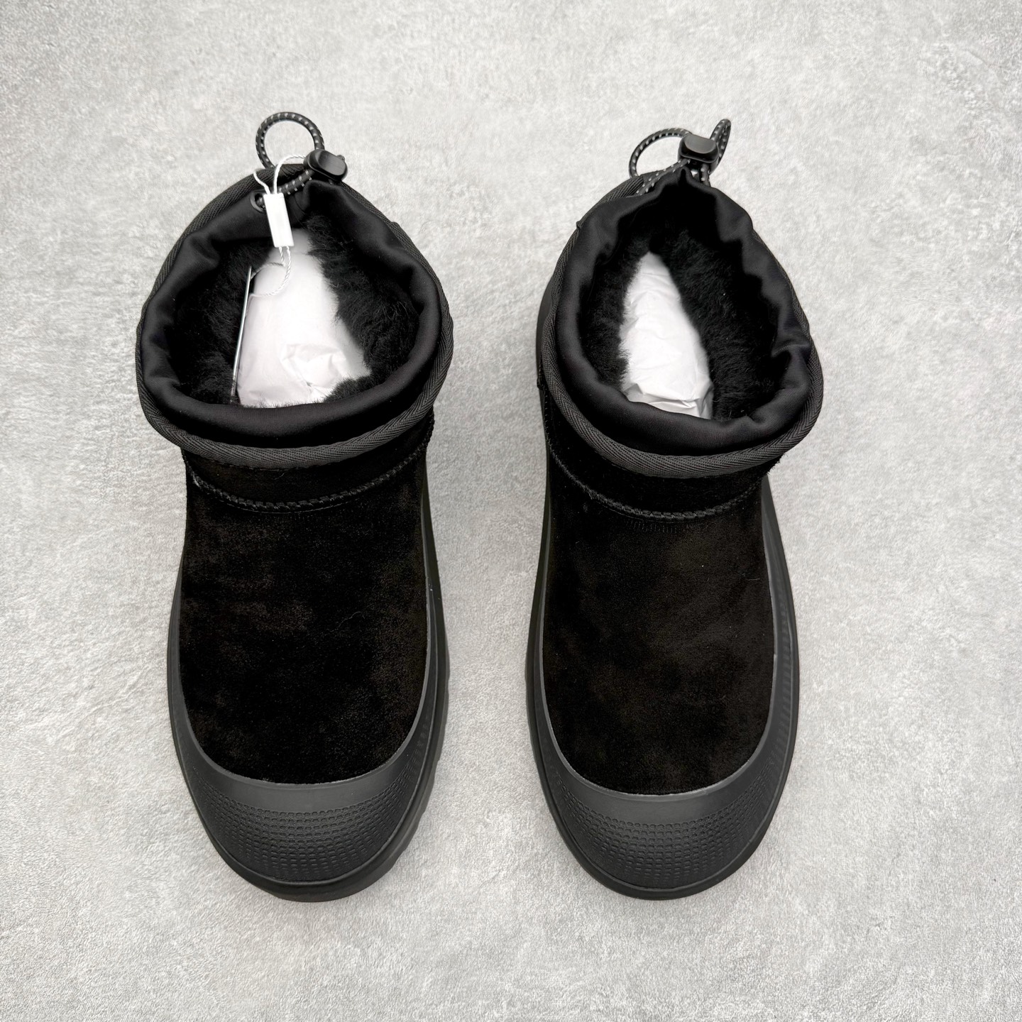 图片[2]-＃GD UGG 4196 经典秋冬羊皮毛一体雪地靴 隆丰A级澳洲进口羊皮毛一体 完全遵循ZP工艺流程 代工厂原厂版师 秉承无原鞋不开发选择 注重每一处细节 市面最正版型 TREADLITE\\\”轻翼\\\”科技外底 轻便/耐用/柔韧/桩型【售后郑重承诺】一个月内若出现重大脱胶/断底等质量问题 直接为您换新 翻毛皮鞋面 细腻亲肤再生聚酯纤维滚边 舒适易打理 保暖性佳 UGG plush™ 里衬和内底 茸软亲肤 舒适暖足 经典鞋型搭配轻盈厚底 稳稳拿捏秋冬出街时髦造型 Treadlite by UGG 轻翼大底 轻盈缓震 为双足减负 舒适轻便 助你轻松畅玩整天 尺码：35 36 37 38 39 40 41 42 43 44 45-选品中心