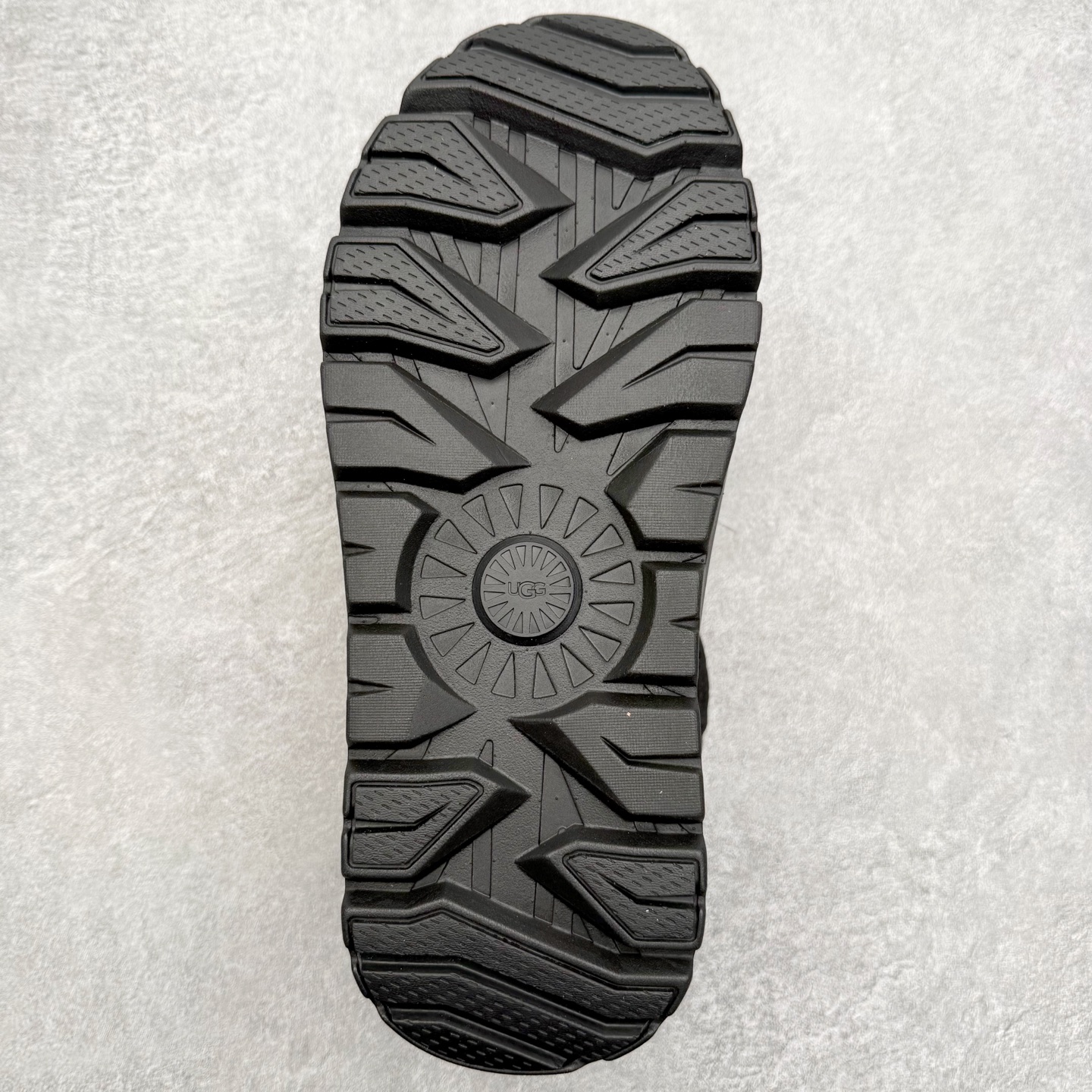 图片[9]-＃GD UGG 4196 经典秋冬羊皮毛一体雪地靴 隆丰A级澳洲进口羊皮毛一体 完全遵循ZP工艺流程 代工厂原厂版师 秉承无原鞋不开发选择 注重每一处细节 市面最正版型 TREADLITE\\\”轻翼\\\”科技外底 轻便/耐用/柔韧/桩型【售后郑重承诺】一个月内若出现重大脱胶/断底等质量问题 直接为您换新 翻毛皮鞋面 细腻亲肤再生聚酯纤维滚边 舒适易打理 保暖性佳 UGG plush™ 里衬和内底 茸软亲肤 舒适暖足 经典鞋型搭配轻盈厚底 稳稳拿捏秋冬出街时髦造型 Treadlite by UGG 轻翼大底 轻盈缓震 为双足减负 舒适轻便 助你轻松畅玩整天 尺码：35 36 37 38 39 40 41 42 43 44 45-选品中心