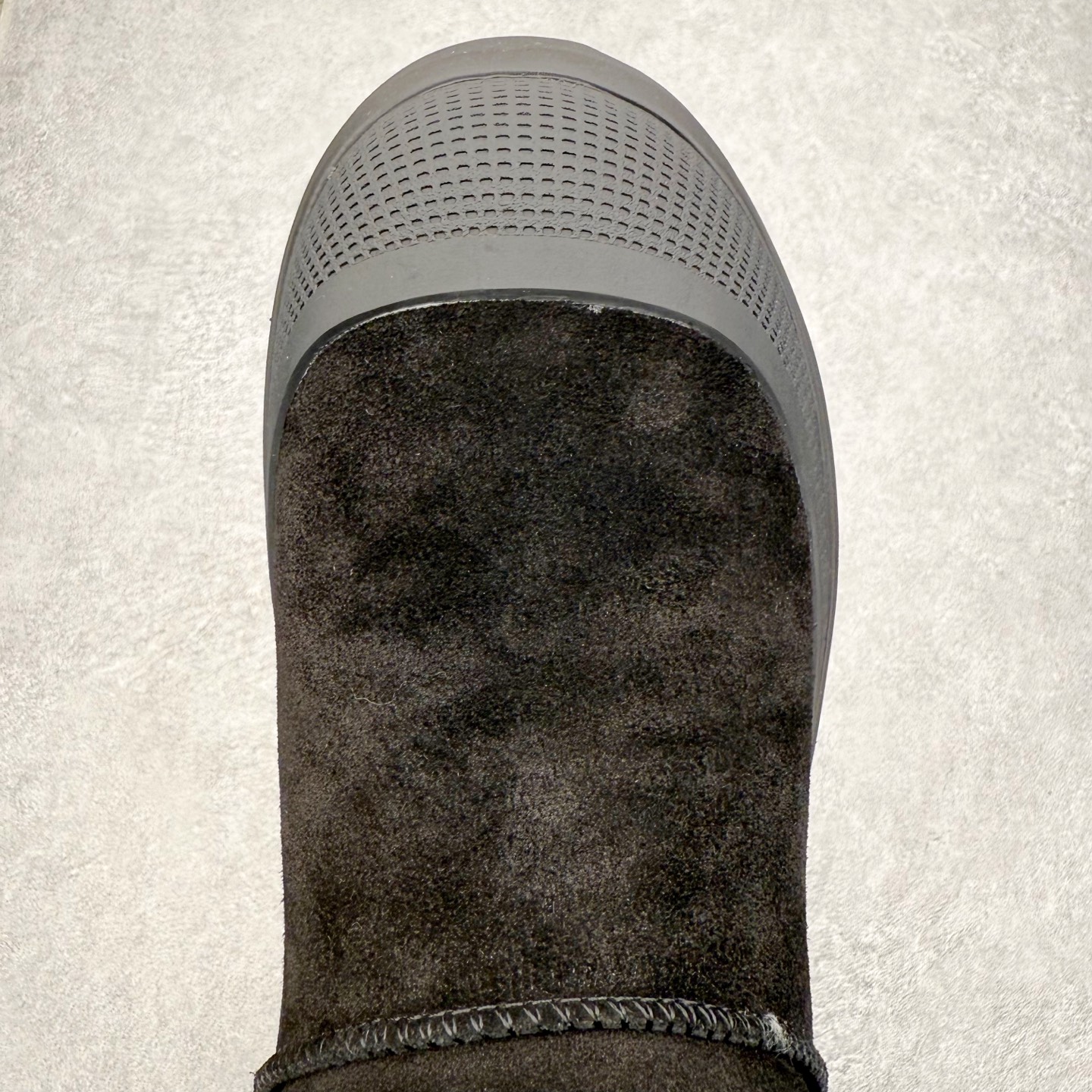 图片[4]-＃GD UGG 4196 经典秋冬羊皮毛一体雪地靴 隆丰A级澳洲进口羊皮毛一体 完全遵循ZP工艺流程 代工厂原厂版师 秉承无原鞋不开发选择 注重每一处细节 市面最正版型 TREADLITE\\\”轻翼\\\”科技外底 轻便/耐用/柔韧/桩型【售后郑重承诺】一个月内若出现重大脱胶/断底等质量问题 直接为您换新 翻毛皮鞋面 细腻亲肤再生聚酯纤维滚边 舒适易打理 保暖性佳 UGG plush™ 里衬和内底 茸软亲肤 舒适暖足 经典鞋型搭配轻盈厚底 稳稳拿捏秋冬出街时髦造型 Treadlite by UGG 轻翼大底 轻盈缓震 为双足减负 舒适轻便 助你轻松畅玩整天 尺码：35 36 37 38 39 40 41 42 43 44 45-选品中心