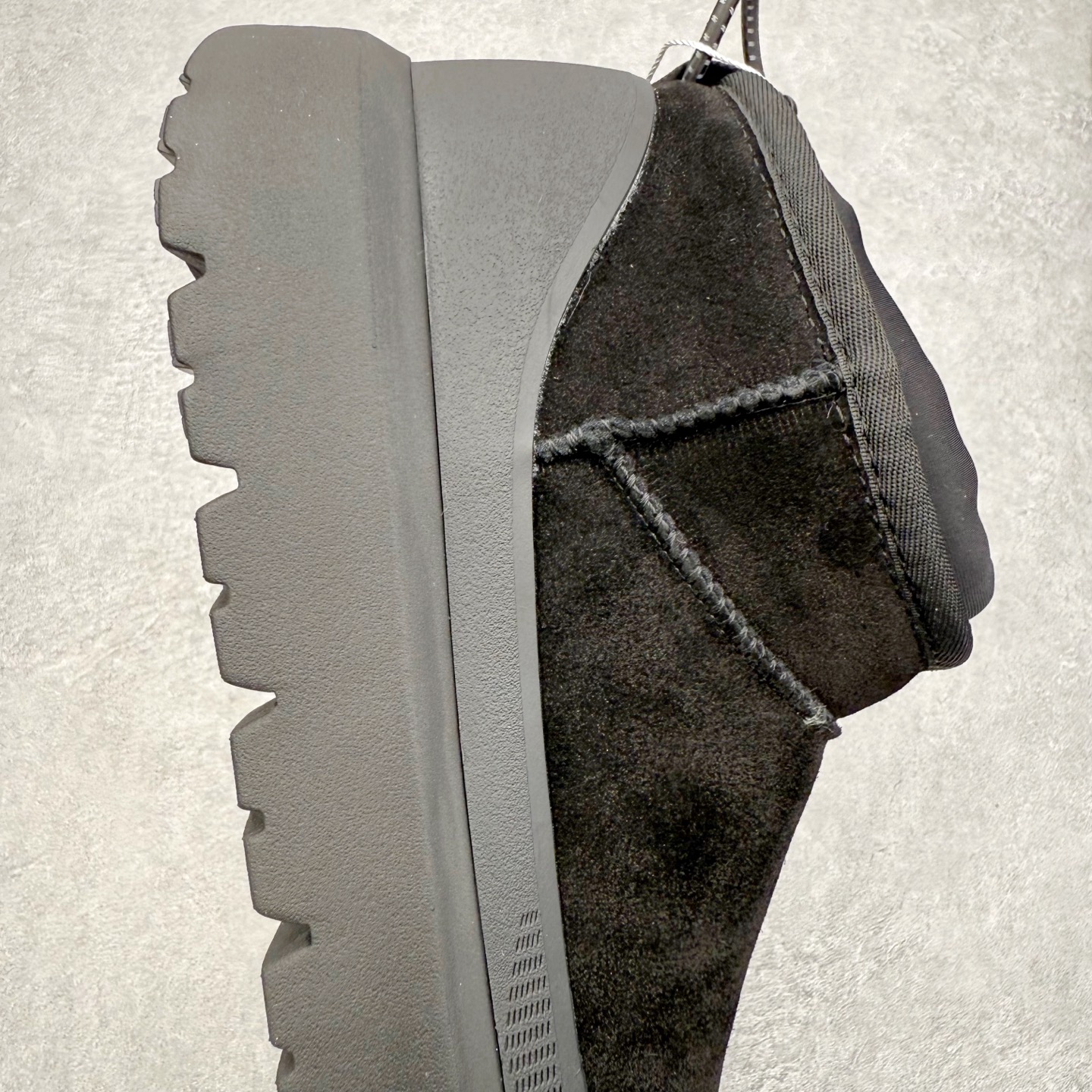 图片[6]-＃GD UGG 4196 经典秋冬羊皮毛一体雪地靴 隆丰A级澳洲进口羊皮毛一体 完全遵循ZP工艺流程 代工厂原厂版师 秉承无原鞋不开发选择 注重每一处细节 市面最正版型 TREADLITE\\\”轻翼\\\”科技外底 轻便/耐用/柔韧/桩型【售后郑重承诺】一个月内若出现重大脱胶/断底等质量问题 直接为您换新 翻毛皮鞋面 细腻亲肤再生聚酯纤维滚边 舒适易打理 保暖性佳 UGG plush™ 里衬和内底 茸软亲肤 舒适暖足 经典鞋型搭配轻盈厚底 稳稳拿捏秋冬出街时髦造型 Treadlite by UGG 轻翼大底 轻盈缓震 为双足减负 舒适轻便 助你轻松畅玩整天 尺码：35 36 37 38 39 40 41 42 43 44 45-选品中心