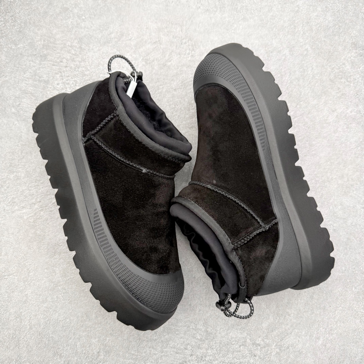 图片[3]-＃GD UGG 4196 经典秋冬羊皮毛一体雪地靴 隆丰A级澳洲进口羊皮毛一体 完全遵循ZP工艺流程 代工厂原厂版师 秉承无原鞋不开发选择 注重每一处细节 市面最正版型 TREADLITE\\\”轻翼\\\”科技外底 轻便/耐用/柔韧/桩型【售后郑重承诺】一个月内若出现重大脱胶/断底等质量问题 直接为您换新 翻毛皮鞋面 细腻亲肤再生聚酯纤维滚边 舒适易打理 保暖性佳 UGG plush™ 里衬和内底 茸软亲肤 舒适暖足 经典鞋型搭配轻盈厚底 稳稳拿捏秋冬出街时髦造型 Treadlite by UGG 轻翼大底 轻盈缓震 为双足减负 舒适轻便 助你轻松畅玩整天 尺码：35 36 37 38 39 40 41 42 43 44 45-选品中心