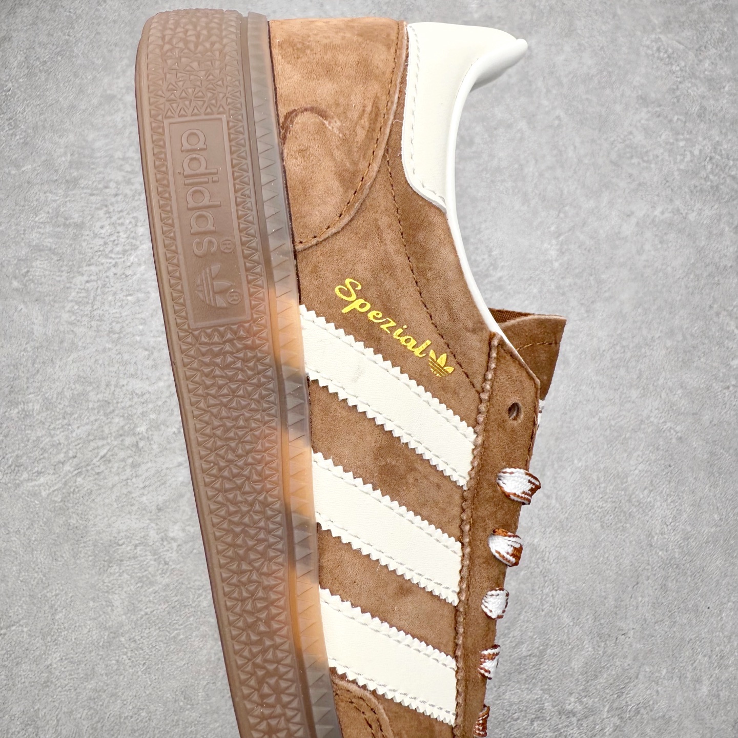 图片[6]-＃C版纯原 AD Originals Handball SPZL 手球运动员系列百搭休闲运动板鞋 KI5938 这款来自阿迪达斯的这款HANDBALL SPZL前身是一双手球运动鞋，这一次拿来复刻，所以鞋面的主要色彩选用了黑色， 鞋面外侧除了Spezial字母之外还有三叶草标志。Handball SPZL作为复古手球训练鞋与作为室内足球鞋的Samba有着异曲同工之处，但是质感更为出众的鞋身以及丰富的配色选择比起Samba来讲可以说是更胜一筹了！尺码：36 36⅔ 37⅓ 38 38⅔ 39⅓ 40 40⅔ 41⅓ 42 42⅔ 43⅓ 44 45-选品中心