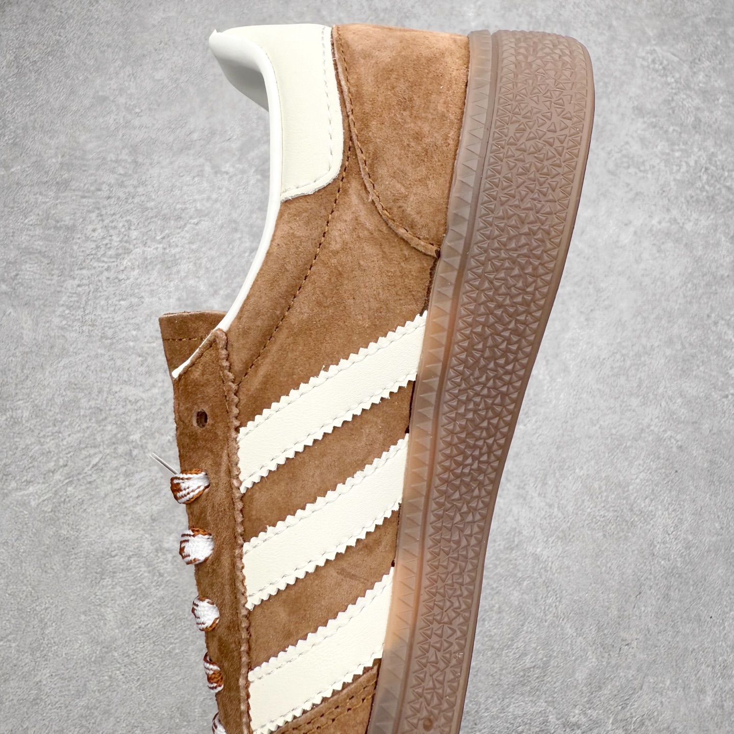 图片[7]-＃C版纯原 AD Originals Handball SPZL 手球运动员系列百搭休闲运动板鞋 KI5938 这款来自阿迪达斯的这款HANDBALL SPZL前身是一双手球运动鞋，这一次拿来复刻，所以鞋面的主要色彩选用了黑色， 鞋面外侧除了Spezial字母之外还有三叶草标志。Handball SPZL作为复古手球训练鞋与作为室内足球鞋的Samba有着异曲同工之处，但是质感更为出众的鞋身以及丰富的配色选择比起Samba来讲可以说是更胜一筹了！尺码：36 36⅔ 37⅓ 38 38⅔ 39⅓ 40 40⅔ 41⅓ 42 42⅔ 43⅓ 44 45-选品中心