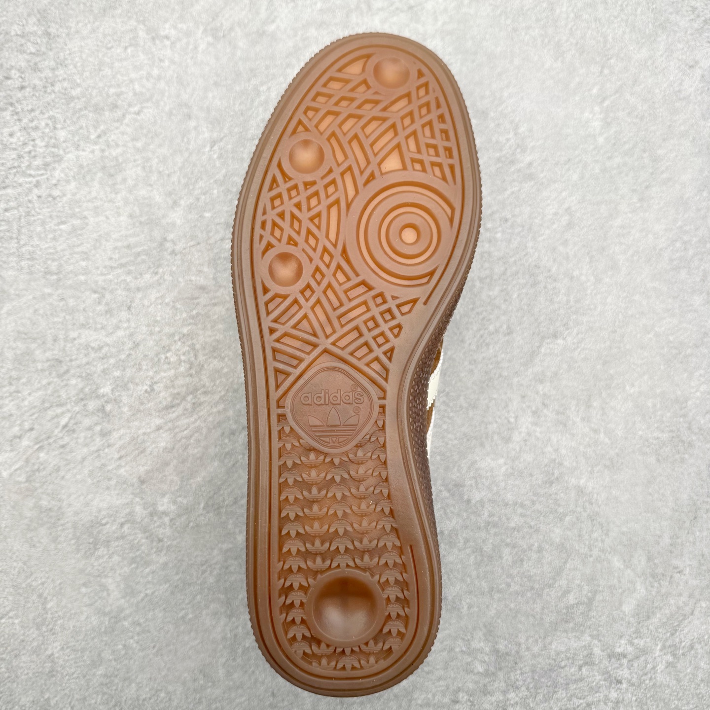 图片[9]-＃C版纯原 AD Originals Handball SPZL 手球运动员系列百搭休闲运动板鞋 KI5938 这款来自阿迪达斯的这款HANDBALL SPZL前身是一双手球运动鞋，这一次拿来复刻，所以鞋面的主要色彩选用了黑色， 鞋面外侧除了Spezial字母之外还有三叶草标志。Handball SPZL作为复古手球训练鞋与作为室内足球鞋的Samba有着异曲同工之处，但是质感更为出众的鞋身以及丰富的配色选择比起Samba来讲可以说是更胜一筹了！尺码：36 36⅔ 37⅓ 38 38⅔ 39⅓ 40 40⅔ 41⅓ 42 42⅔ 43⅓ 44 45-选品中心