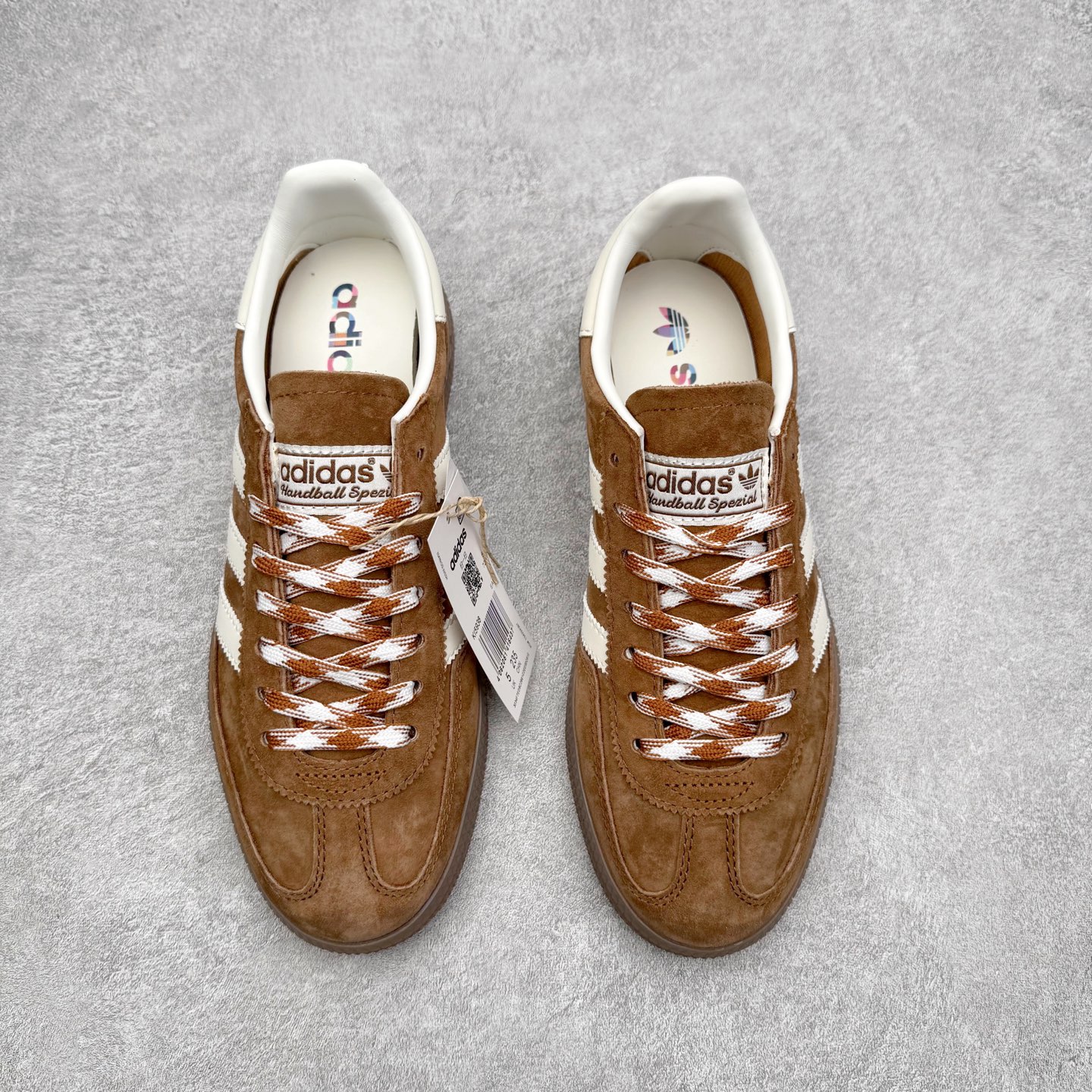 图片[2]-＃C版纯原 AD Originals Handball SPZL 手球运动员系列百搭休闲运动板鞋 KI5938 这款来自阿迪达斯的这款HANDBALL SPZL前身是一双手球运动鞋，这一次拿来复刻，所以鞋面的主要色彩选用了黑色， 鞋面外侧除了Spezial字母之外还有三叶草标志。Handball SPZL作为复古手球训练鞋与作为室内足球鞋的Samba有着异曲同工之处，但是质感更为出众的鞋身以及丰富的配色选择比起Samba来讲可以说是更胜一筹了！尺码：36 36⅔ 37⅓ 38 38⅔ 39⅓ 40 40⅔ 41⅓ 42 42⅔ 43⅓ 44 45-选品中心