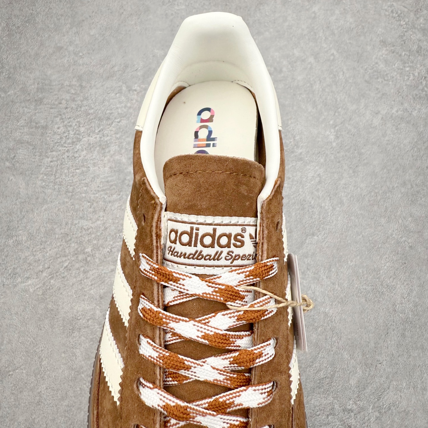 图片[5]-＃C版纯原 AD Originals Handball SPZL 手球运动员系列百搭休闲运动板鞋 KI5938 这款来自阿迪达斯的这款HANDBALL SPZL前身是一双手球运动鞋，这一次拿来复刻，所以鞋面的主要色彩选用了黑色， 鞋面外侧除了Spezial字母之外还有三叶草标志。Handball SPZL作为复古手球训练鞋与作为室内足球鞋的Samba有着异曲同工之处，但是质感更为出众的鞋身以及丰富的配色选择比起Samba来讲可以说是更胜一筹了！尺码：36 36⅔ 37⅓ 38 38⅔ 39⅓ 40 40⅔ 41⅓ 42 42⅔ 43⅓ 44 45-选品中心