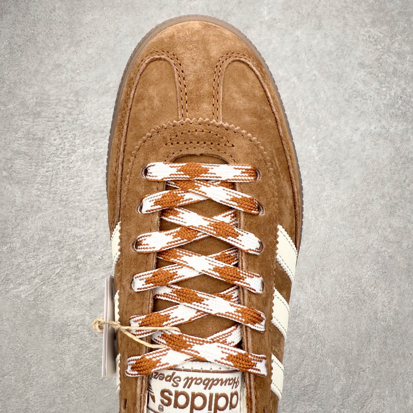 图片[4]-＃C版纯原 AD Originals Handball SPZL 手球运动员系列百搭休闲运动板鞋 KI5938 这款来自阿迪达斯的这款HANDBALL SPZL前身是一双手球运动鞋，这一次拿来复刻，所以鞋面的主要色彩选用了黑色， 鞋面外侧除了Spezial字母之外还有三叶草标志。Handball SPZL作为复古手球训练鞋与作为室内足球鞋的Samba有着异曲同工之处，但是质感更为出众的鞋身以及丰富的配色选择比起Samba来讲可以说是更胜一筹了！尺码：36 36⅔ 37⅓ 38 38⅔ 39⅓ 40 40⅔ 41⅓ 42 42⅔ 43⅓ 44 45-选品中心