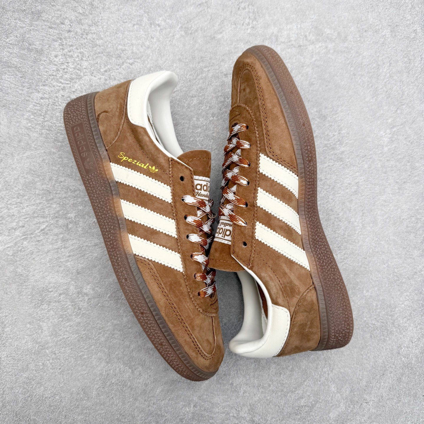 图片[3]-＃C版纯原 AD Originals Handball SPZL 手球运动员系列百搭休闲运动板鞋 KI5938 这款来自阿迪达斯的这款HANDBALL SPZL前身是一双手球运动鞋，这一次拿来复刻，所以鞋面的主要色彩选用了黑色， 鞋面外侧除了Spezial字母之外还有三叶草标志。Handball SPZL作为复古手球训练鞋与作为室内足球鞋的Samba有着异曲同工之处，但是质感更为出众的鞋身以及丰富的配色选择比起Samba来讲可以说是更胜一筹了！尺码：36 36⅔ 37⅓ 38 38⅔ 39⅓ 40 40⅔ 41⅓ 42 42⅔ 43⅓ 44 45-选品中心