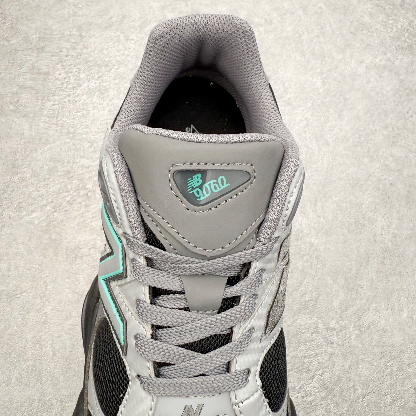 图片[5]-New Balance NB9060 复古运动鞋 新百伦又带来了新鞋型 并且是与芝加哥街头品牌 Joe Freshgoods 的联名款 鞋身主体采用了类似 990 系列的设计风格 与传统复古慢跑鞋区别不大 最大的变化就是鞋底部分 在传统设计的中底外层 增加了多个分区的模块 圆润的线条设计与我们熟悉的 New Balance 风格截然不同 但与同样充满弧形线条的鞋面搭配 看起来毫无违和感 尺码：36-45-选品中心