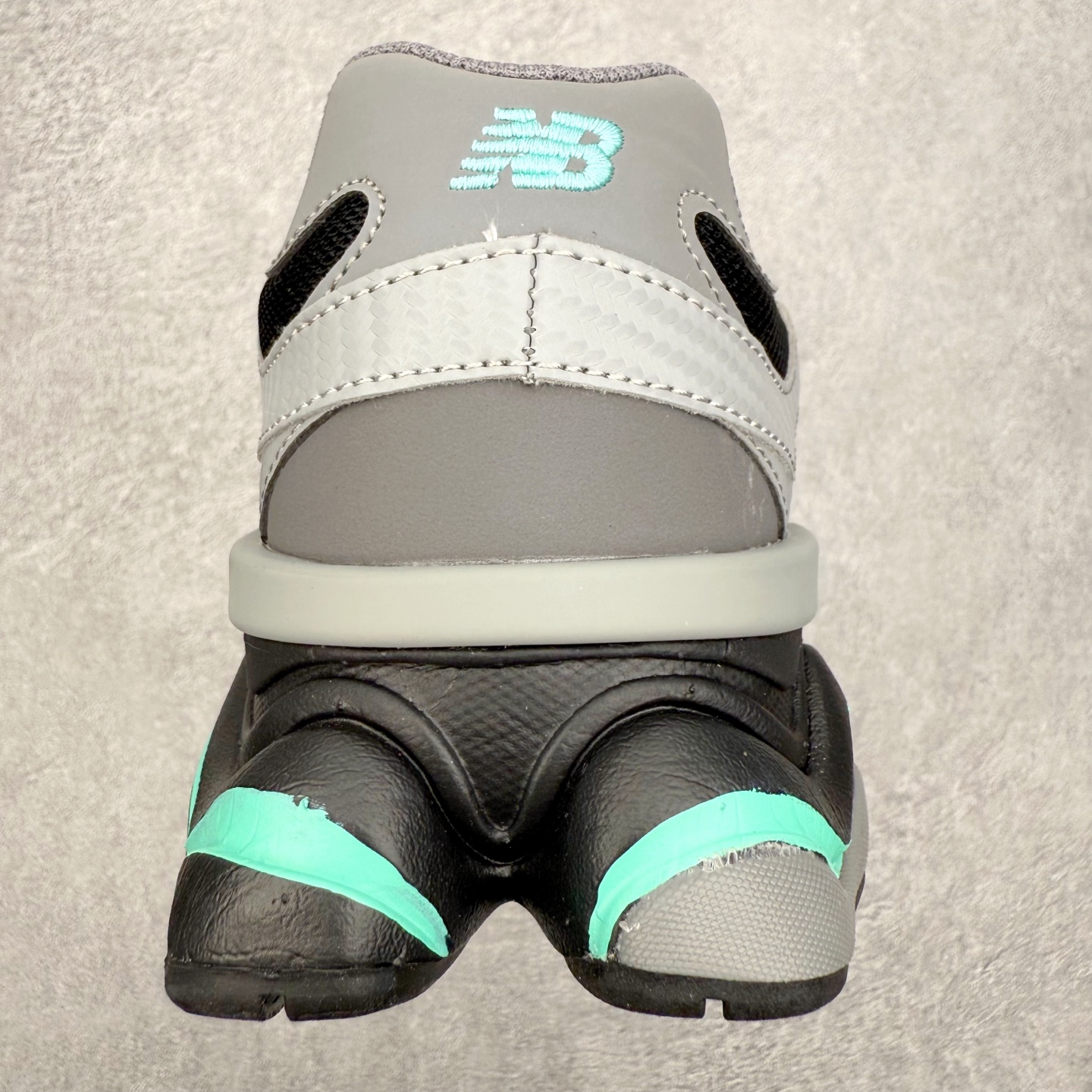 图片[8]-New Balance NB9060 复古运动鞋 新百伦又带来了新鞋型 并且是与芝加哥街头品牌 Joe Freshgoods 的联名款 鞋身主体采用了类似 990 系列的设计风格 与传统复古慢跑鞋区别不大 最大的变化就是鞋底部分 在传统设计的中底外层 增加了多个分区的模块 圆润的线条设计与我们熟悉的 New Balance 风格截然不同 但与同样充满弧形线条的鞋面搭配 看起来毫无违和感 尺码：36-45-选品中心