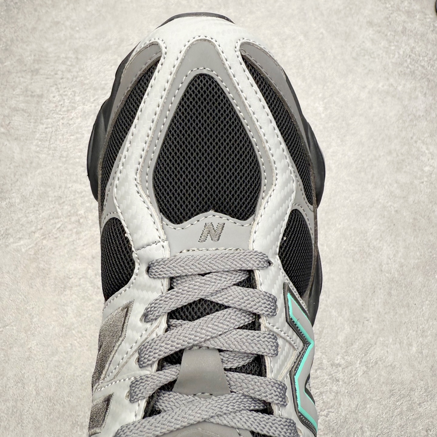 图片[4]-New Balance NB9060 复古运动鞋 新百伦又带来了新鞋型 并且是与芝加哥街头品牌 Joe Freshgoods 的联名款 鞋身主体采用了类似 990 系列的设计风格 与传统复古慢跑鞋区别不大 最大的变化就是鞋底部分 在传统设计的中底外层 增加了多个分区的模块 圆润的线条设计与我们熟悉的 New Balance 风格截然不同 但与同样充满弧形线条的鞋面搭配 看起来毫无违和感 尺码：36-45-选品中心