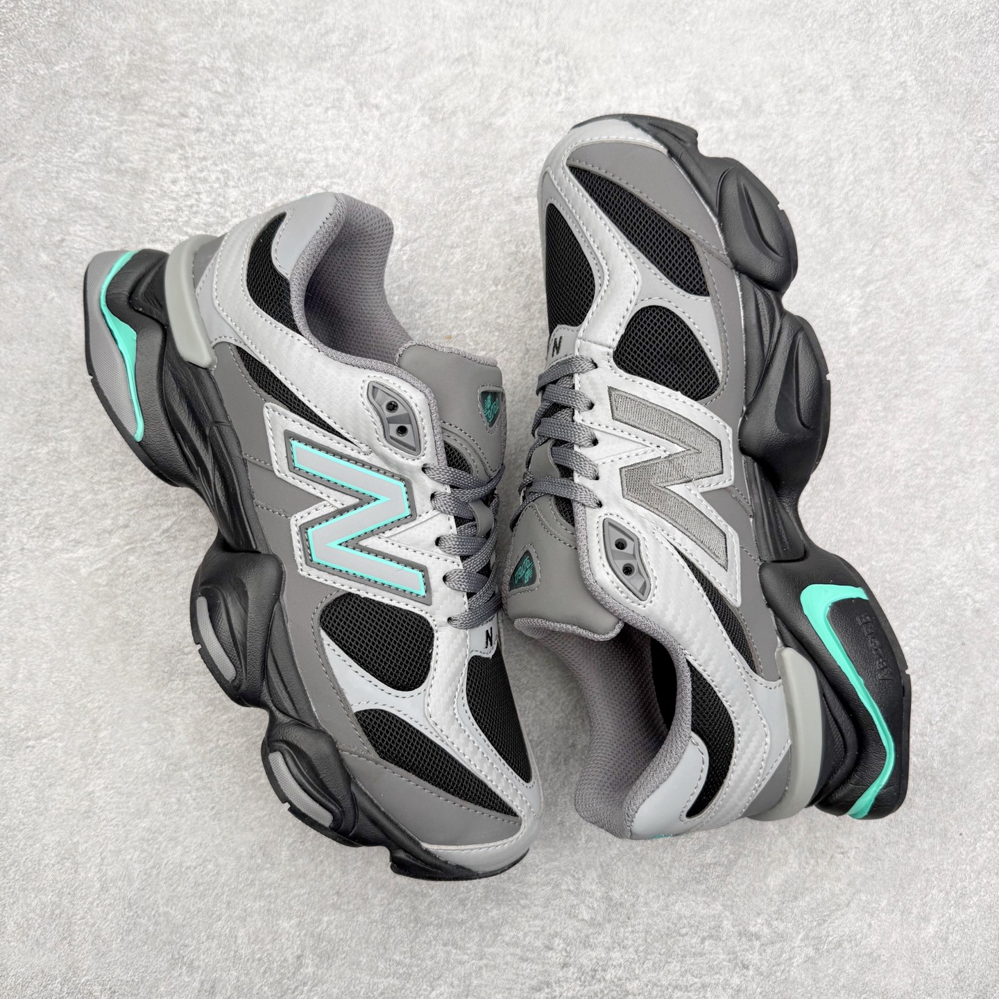 图片[3]-New Balance NB9060 复古运动鞋 新百伦又带来了新鞋型 并且是与芝加哥街头品牌 Joe Freshgoods 的联名款 鞋身主体采用了类似 990 系列的设计风格 与传统复古慢跑鞋区别不大 最大的变化就是鞋底部分 在传统设计的中底外层 增加了多个分区的模块 圆润的线条设计与我们熟悉的 New Balance 风格截然不同 但与同样充满弧形线条的鞋面搭配 看起来毫无违和感 尺码：36-45-选品中心