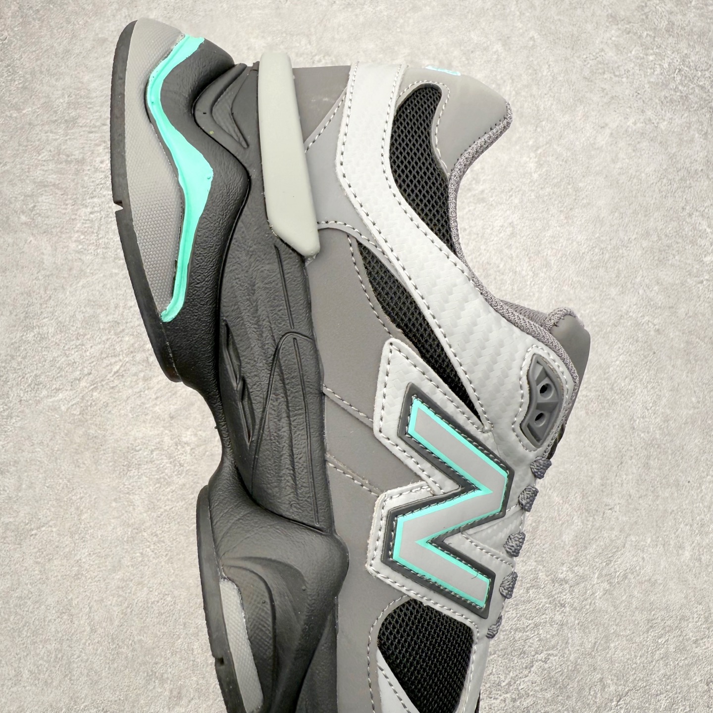 图片[6]-New Balance NB9060 复古运动鞋 新百伦又带来了新鞋型 并且是与芝加哥街头品牌 Joe Freshgoods 的联名款 鞋身主体采用了类似 990 系列的设计风格 与传统复古慢跑鞋区别不大 最大的变化就是鞋底部分 在传统设计的中底外层 增加了多个分区的模块 圆润的线条设计与我们熟悉的 New Balance 风格截然不同 但与同样充满弧形线条的鞋面搭配 看起来毫无违和感 尺码：36-45-选品中心