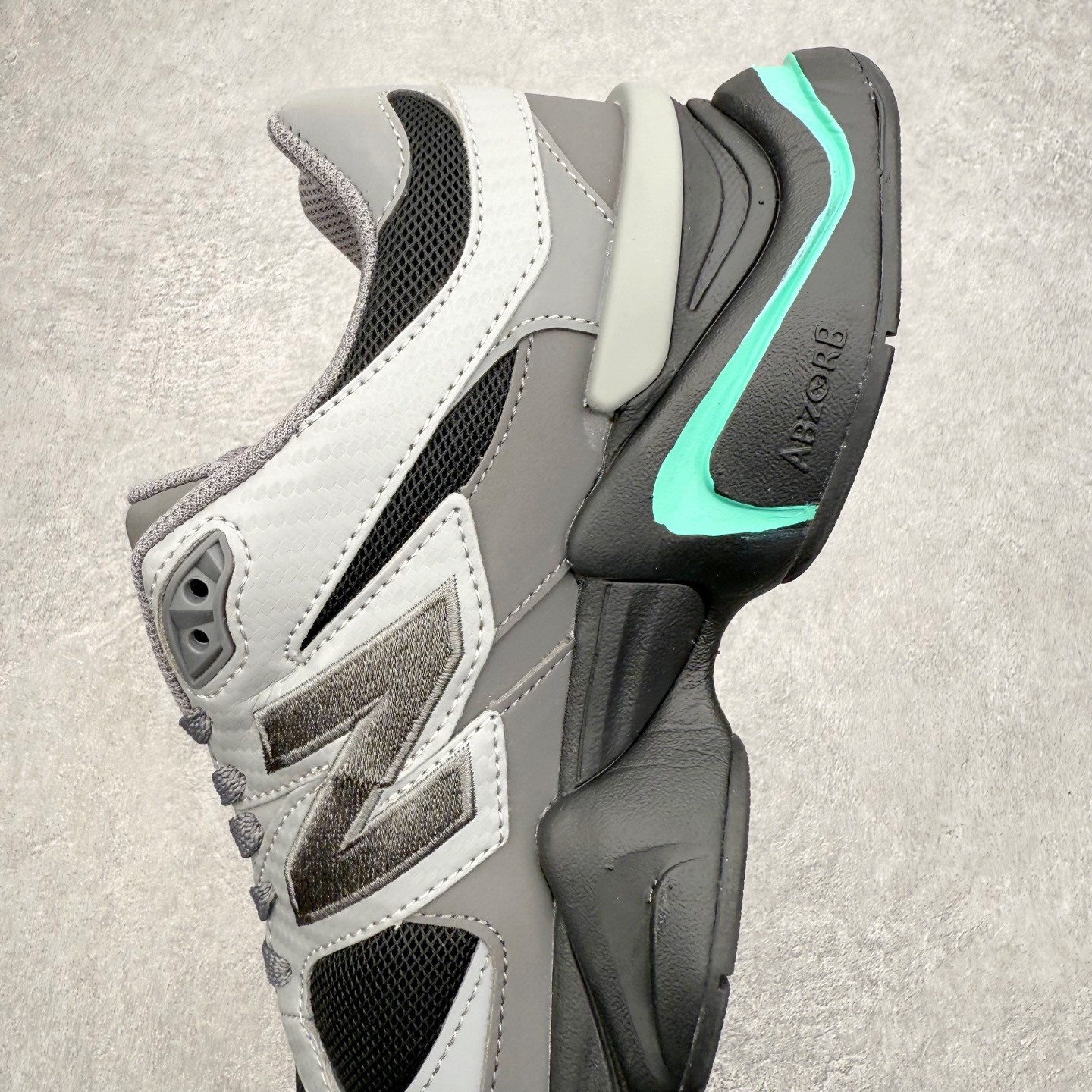 图片[7]-New Balance NB9060 复古运动鞋 新百伦又带来了新鞋型 并且是与芝加哥街头品牌 Joe Freshgoods 的联名款 鞋身主体采用了类似 990 系列的设计风格 与传统复古慢跑鞋区别不大 最大的变化就是鞋底部分 在传统设计的中底外层 增加了多个分区的模块 圆润的线条设计与我们熟悉的 New Balance 风格截然不同 但与同样充满弧形线条的鞋面搭配 看起来毫无违和感 尺码：36-45-选品中心