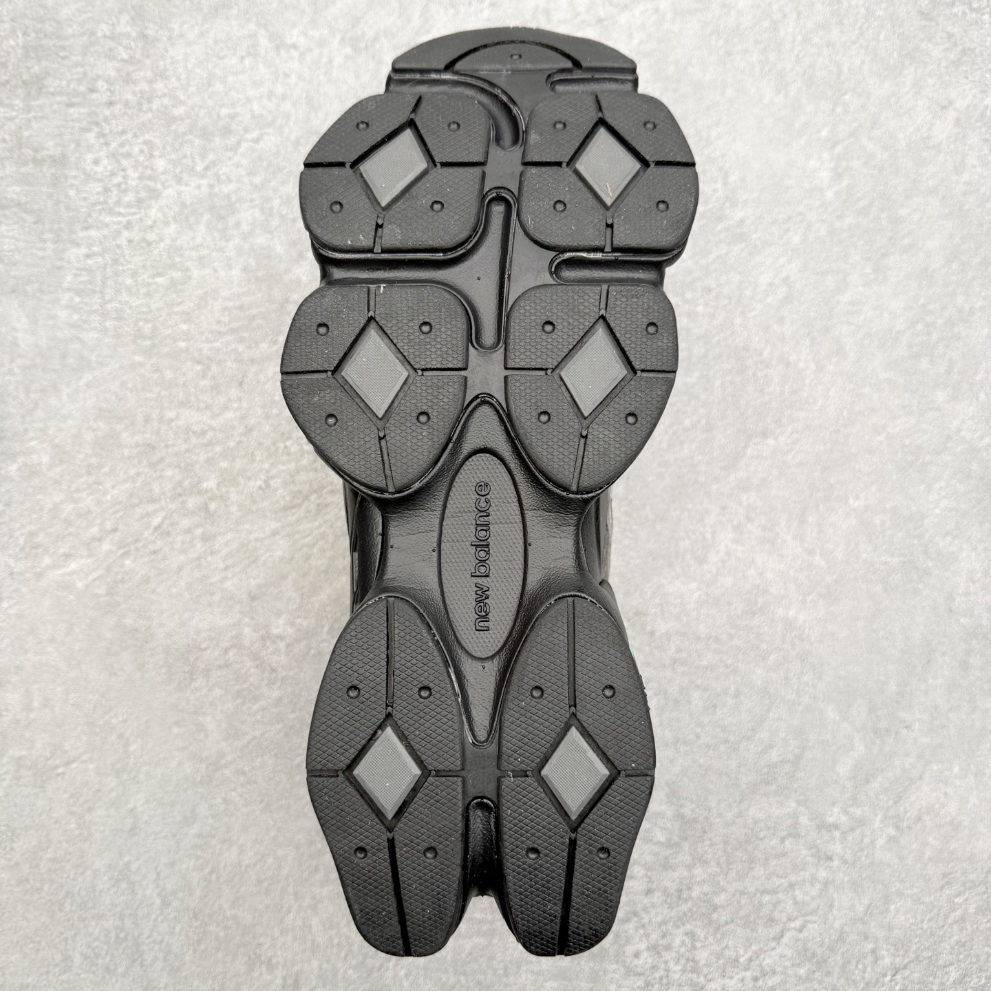 图片[9]-New Balance NB9060 复古运动鞋 新百伦又带来了新鞋型 并且是与芝加哥街头品牌 Joe Freshgoods 的联名款 鞋身主体采用了类似 990 系列的设计风格 与传统复古慢跑鞋区别不大 最大的变化就是鞋底部分 在传统设计的中底外层 增加了多个分区的模块 圆润的线条设计与我们熟悉的 New Balance 风格截然不同 但与同样充满弧形线条的鞋面搭配 看起来毫无违和感 尺码：36-45-选品中心