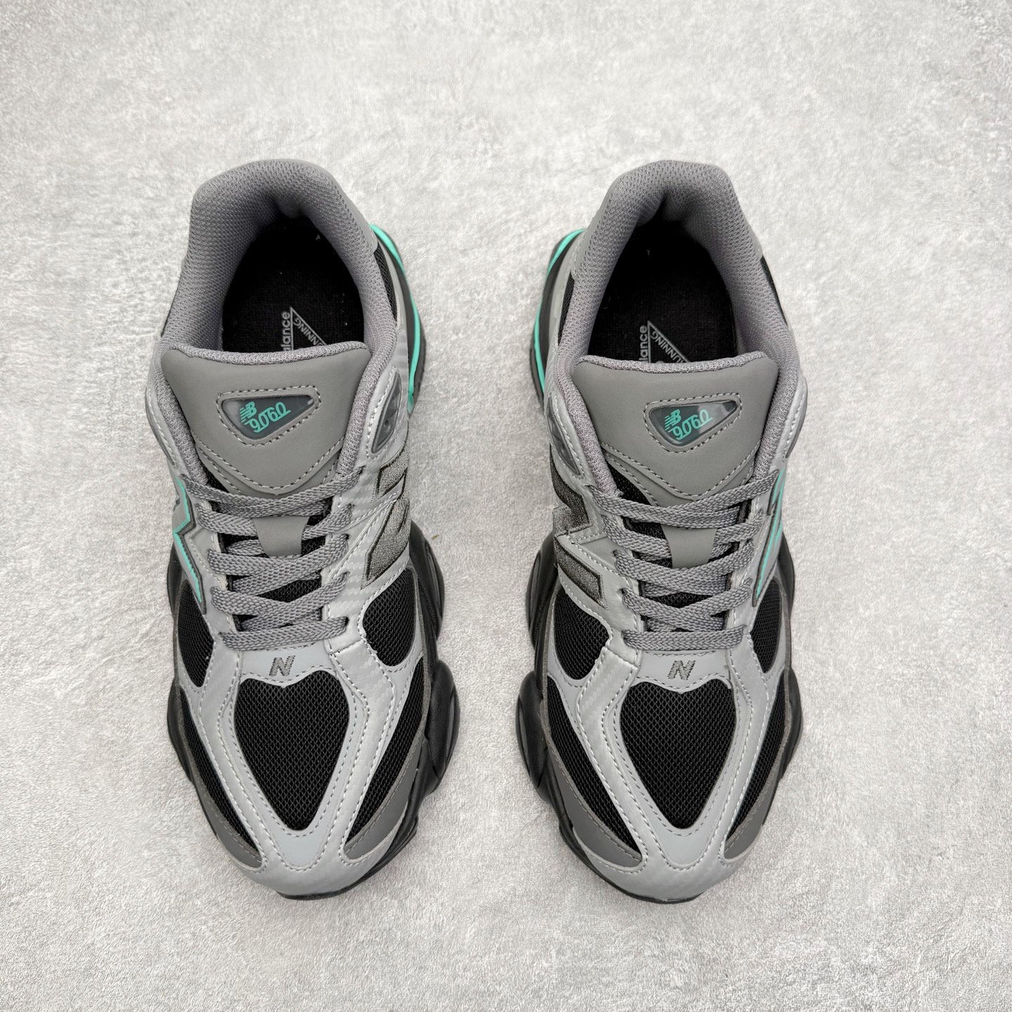 图片[2]-New Balance NB9060 复古运动鞋 新百伦又带来了新鞋型 并且是与芝加哥街头品牌 Joe Freshgoods 的联名款 鞋身主体采用了类似 990 系列的设计风格 与传统复古慢跑鞋区别不大 最大的变化就是鞋底部分 在传统设计的中底外层 增加了多个分区的模块 圆润的线条设计与我们熟悉的 New Balance 风格截然不同 但与同样充满弧形线条的鞋面搭配 看起来毫无违和感 尺码：36-45-选品中心