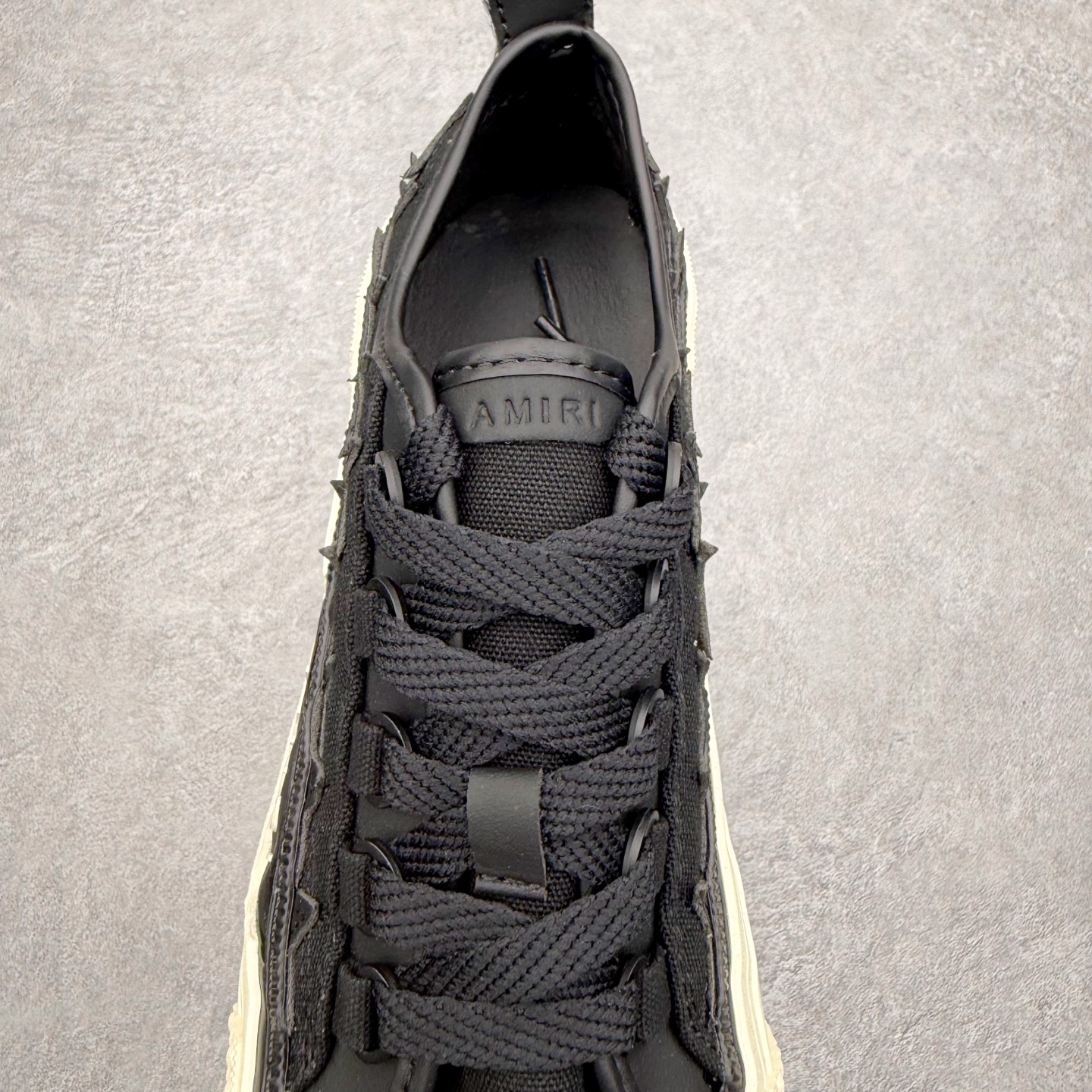 图片[5]-AMIRI Ma Court Low 埃米尔情侣款厚底刺绣复古休闲鞋 经典黑白棋盘格高盎司帆布鞋面搭配精致Ma刺绣将整体质感拉满，加厚格纹橡胶软底，增加耐磨有防滑，后跟部分鞋垫足足一厘米厚，上脚舒适度大大提升，全牛皮内里不捂脚，系带不穿孔的设计非常赞，舒适度和时髦度双双在线！尺码：36 37 38 39 40 41 42 43 44-选品中心