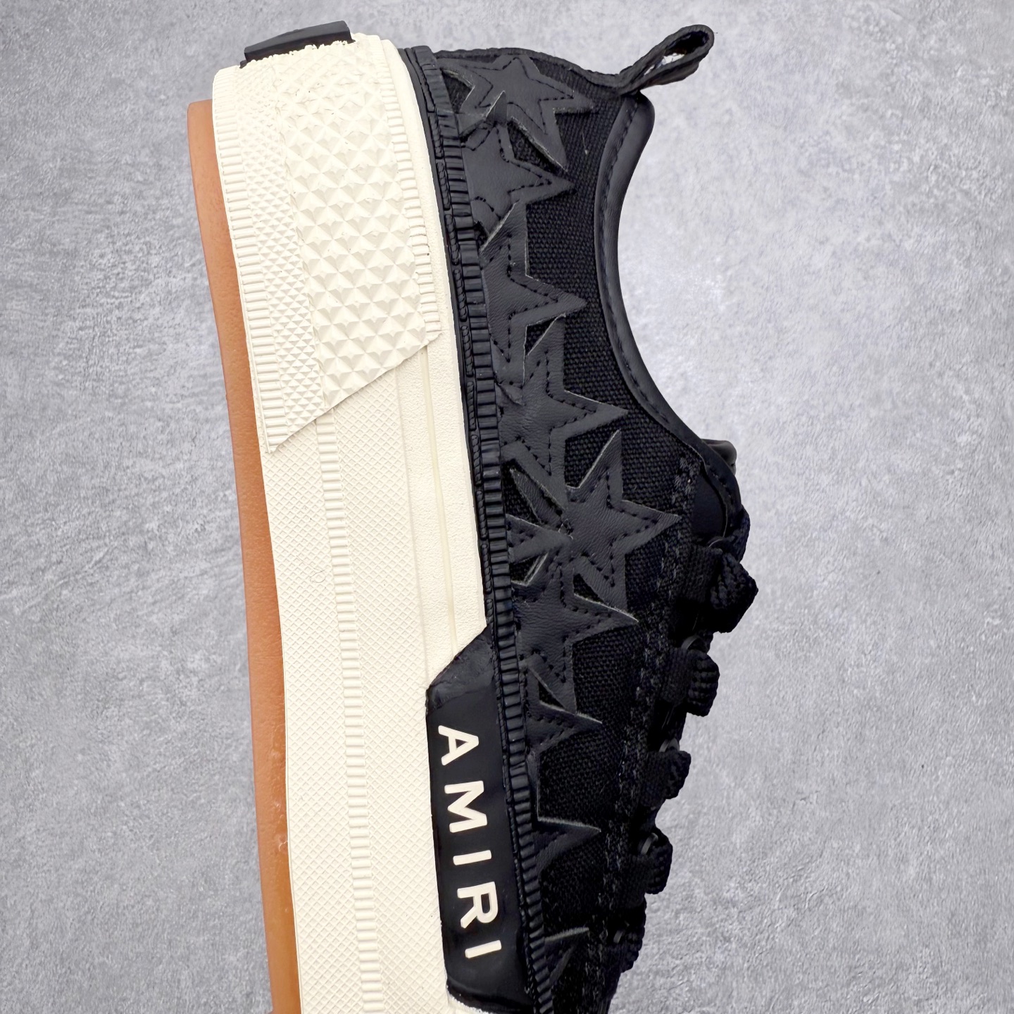 图片[6]-AMIRI Ma Court Low 埃米尔情侣款厚底刺绣复古休闲鞋 经典黑白棋盘格高盎司帆布鞋面搭配精致Ma刺绣将整体质感拉满，加厚格纹橡胶软底，增加耐磨有防滑，后跟部分鞋垫足足一厘米厚，上脚舒适度大大提升，全牛皮内里不捂脚，系带不穿孔的设计非常赞，舒适度和时髦度双双在线！尺码：36 37 38 39 40 41 42 43 44-选品中心