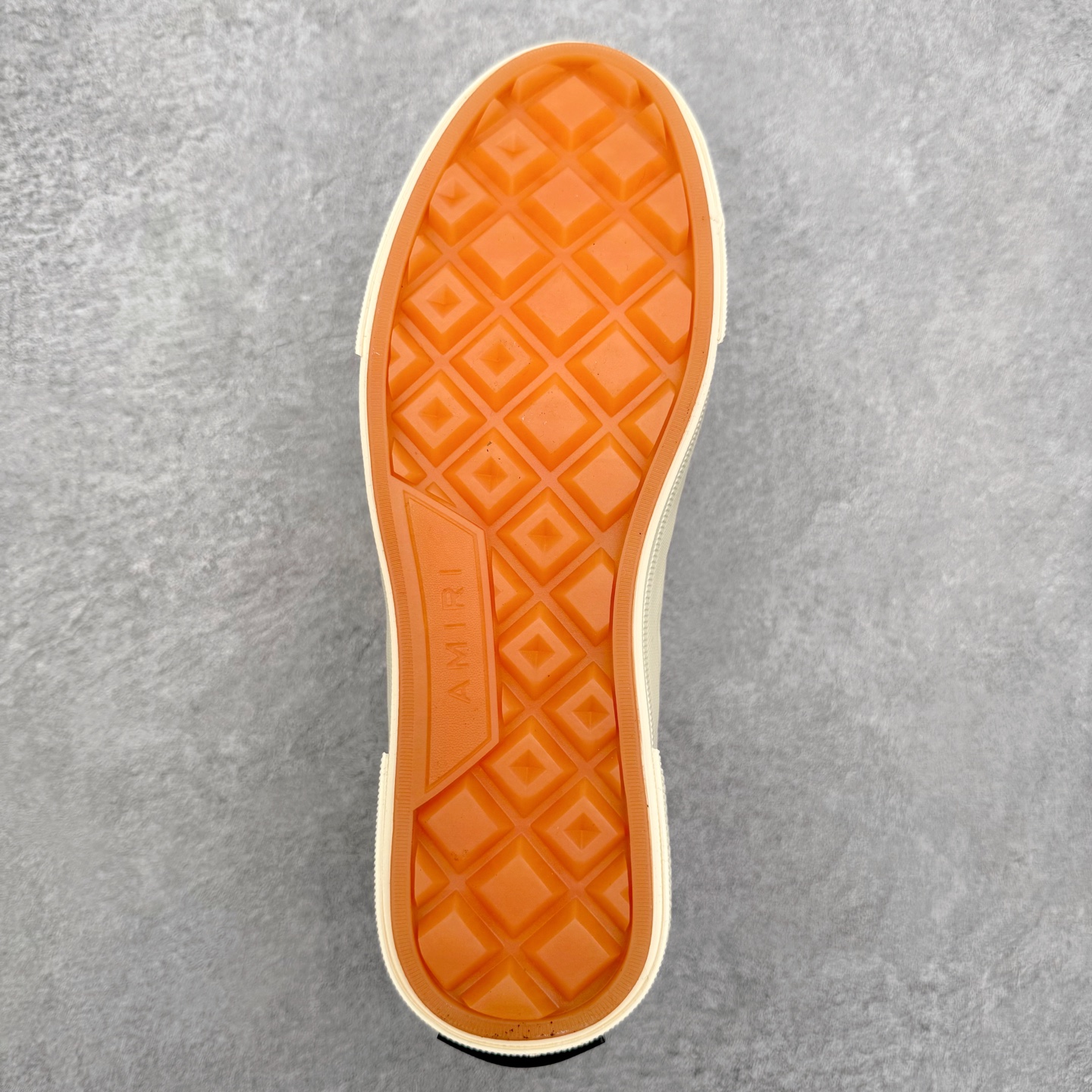 图片[9]-AMIRI Ma Court Low 埃米尔情侣款厚底刺绣复古休闲鞋 经典黑白棋盘格高盎司帆布鞋面搭配精致Ma刺绣将整体质感拉满，加厚格纹橡胶软底，增加耐磨有防滑，后跟部分鞋垫足足一厘米厚，上脚舒适度大大提升，全牛皮内里不捂脚，系带不穿孔的设计非常赞，舒适度和时髦度双双在线！尺码：36 37 38 39 40 41 42 43 44-选品中心