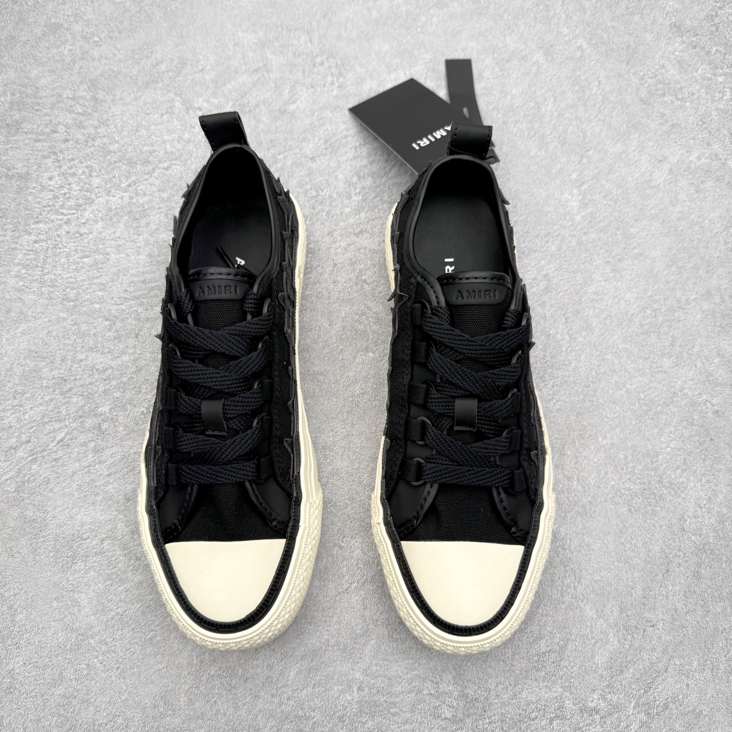 图片[2]-AMIRI Ma Court Low 埃米尔情侣款厚底刺绣复古休闲鞋 经典黑白棋盘格高盎司帆布鞋面搭配精致Ma刺绣将整体质感拉满，加厚格纹橡胶软底，增加耐磨有防滑，后跟部分鞋垫足足一厘米厚，上脚舒适度大大提升，全牛皮内里不捂脚，系带不穿孔的设计非常赞，舒适度和时髦度双双在线！尺码：36 37 38 39 40 41 42 43 44-选品中心