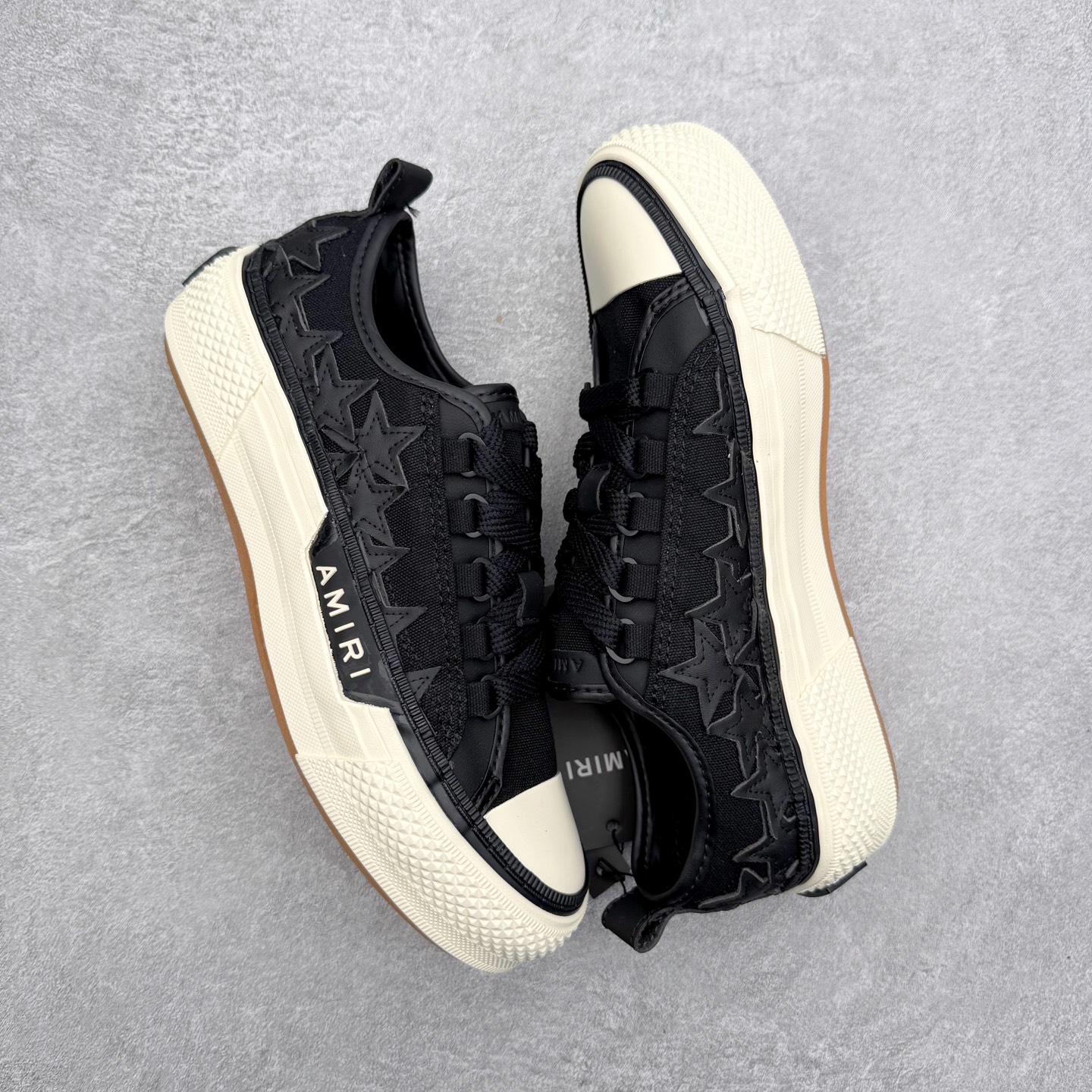 图片[3]-AMIRI Ma Court Low 埃米尔情侣款厚底刺绣复古休闲鞋 经典黑白棋盘格高盎司帆布鞋面搭配精致Ma刺绣将整体质感拉满，加厚格纹橡胶软底，增加耐磨有防滑，后跟部分鞋垫足足一厘米厚，上脚舒适度大大提升，全牛皮内里不捂脚，系带不穿孔的设计非常赞，舒适度和时髦度双双在线！尺码：36 37 38 39 40 41 42 43 44-选品中心