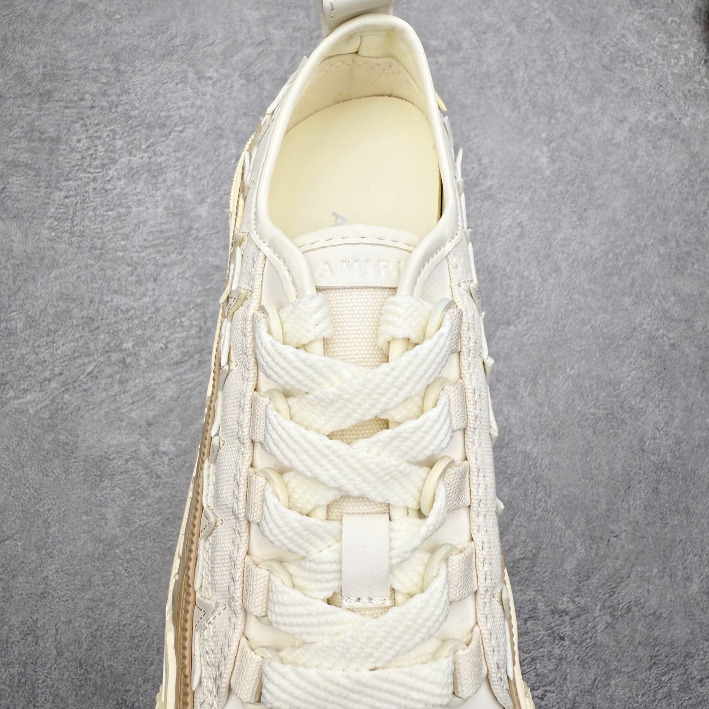 图片[5]-AMIRI Ma Court Low 埃米尔情侣款厚底刺绣复古休闲鞋 经典黑白棋盘格高盎司帆布鞋面搭配精致Ma刺绣将整体质感拉满，加厚格纹橡胶软底，增加耐磨有防滑，后跟部分鞋垫足足一厘米厚，上脚舒适度大大提升，全牛皮内里不捂脚，系带不穿孔的设计非常赞，舒适度和时髦度双双在线！尺码：36 37 38 39 40 41 42 43 44-选品中心