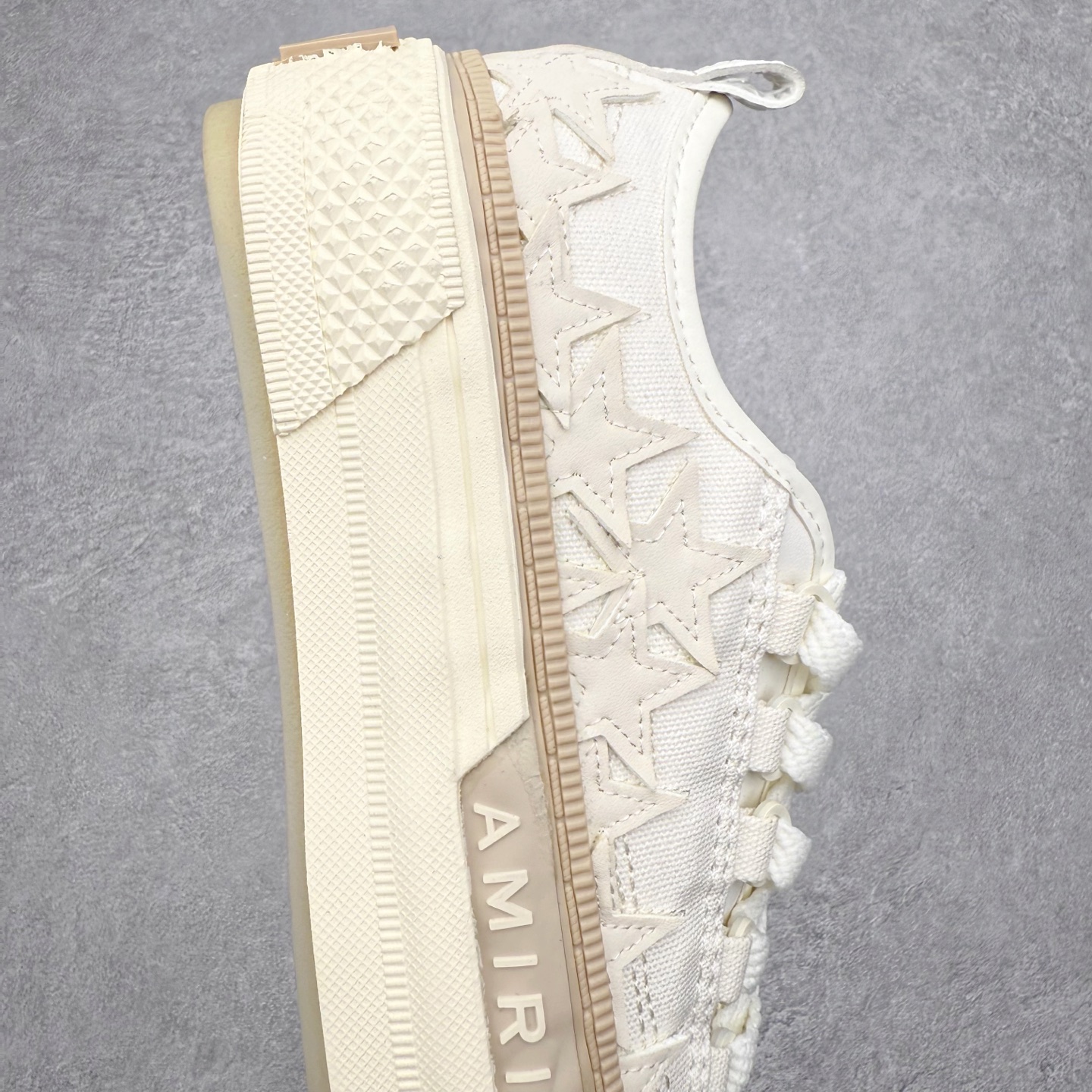 图片[6]-AMIRI Ma Court Low 埃米尔情侣款厚底刺绣复古休闲鞋 经典黑白棋盘格高盎司帆布鞋面搭配精致Ma刺绣将整体质感拉满，加厚格纹橡胶软底，增加耐磨有防滑，后跟部分鞋垫足足一厘米厚，上脚舒适度大大提升，全牛皮内里不捂脚，系带不穿孔的设计非常赞，舒适度和时髦度双双在线！尺码：36 37 38 39 40 41 42 43 44-选品中心