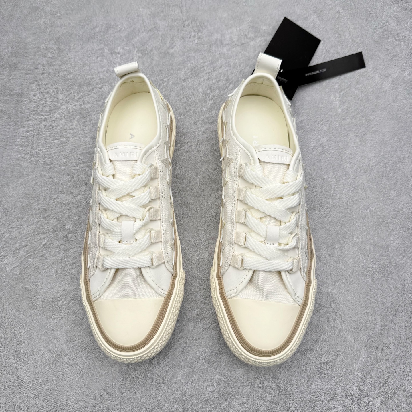 图片[2]-AMIRI Ma Court Low 埃米尔情侣款厚底刺绣复古休闲鞋 经典黑白棋盘格高盎司帆布鞋面搭配精致Ma刺绣将整体质感拉满，加厚格纹橡胶软底，增加耐磨有防滑，后跟部分鞋垫足足一厘米厚，上脚舒适度大大提升，全牛皮内里不捂脚，系带不穿孔的设计非常赞，舒适度和时髦度双双在线！尺码：36 37 38 39 40 41 42 43 44-选品中心