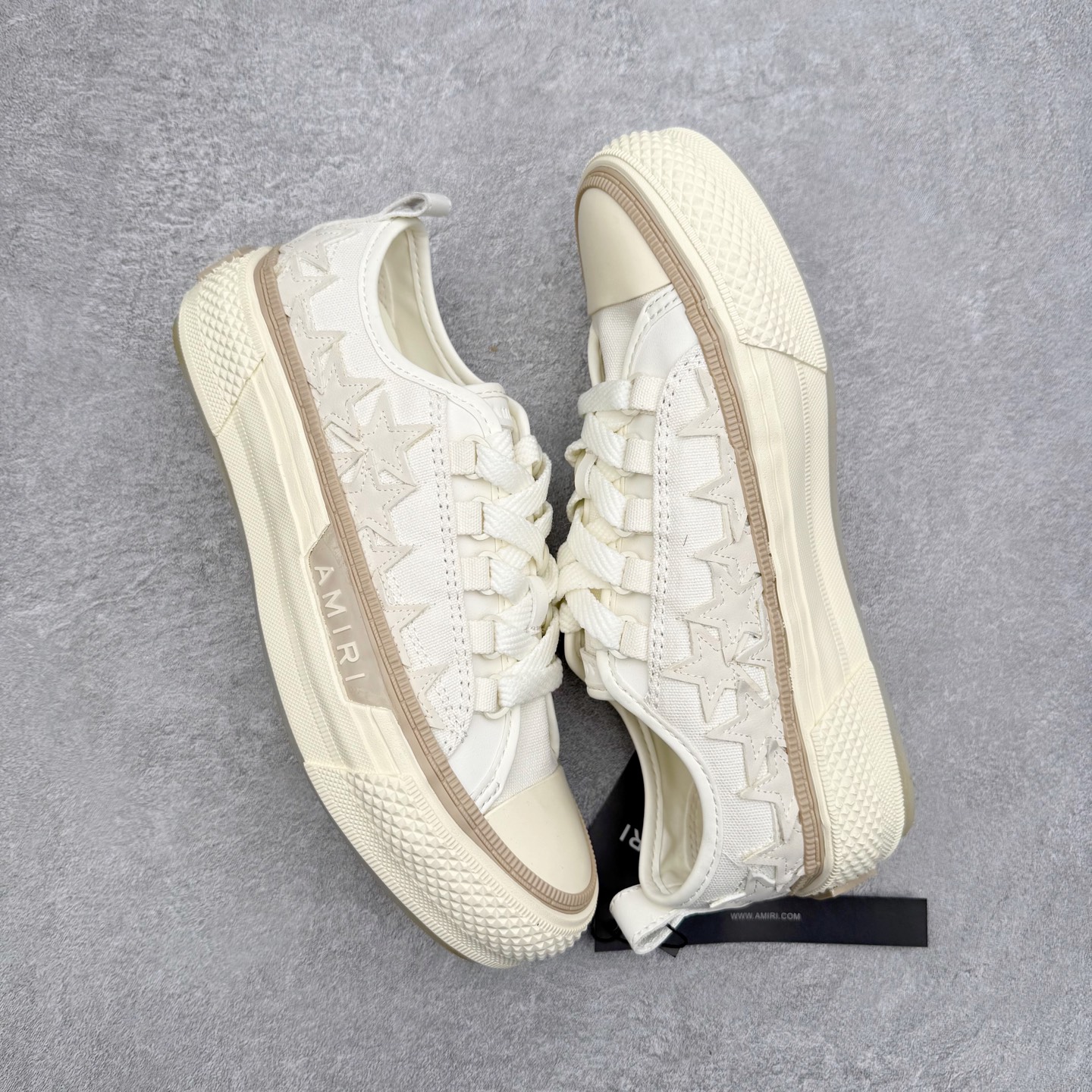 图片[3]-AMIRI Ma Court Low 埃米尔情侣款厚底刺绣复古休闲鞋 经典黑白棋盘格高盎司帆布鞋面搭配精致Ma刺绣将整体质感拉满，加厚格纹橡胶软底，增加耐磨有防滑，后跟部分鞋垫足足一厘米厚，上脚舒适度大大提升，全牛皮内里不捂脚，系带不穿孔的设计非常赞，舒适度和时髦度双双在线！尺码：36 37 38 39 40 41 42 43 44-选品中心