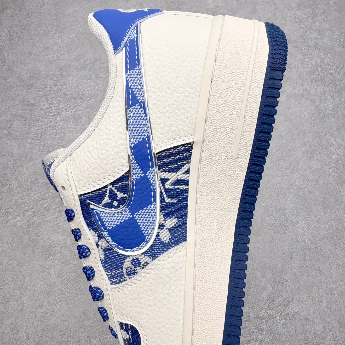 图片[7]-NK Air Force 1´07 Low 空军一号低帮百搭休闲运动板鞋 XL1979-106 柔软、弹性十足的缓震性能和出色的中底设计 横跨复古与现代的外型结合 造就出风靡全球 三十多年的Force 1 直到今天还深受青睐 实拍调校N版已经零色差零失真 百分百还原实物色彩所见即所得 不存在货不对板色差等低级问题 选购参考实物拍摄 不混卖不参货 只用心做好货严格选品 承诺混一赔十 尺码：36 36.5 37.5 38 38.5 39 40 40.5 41 42 42.5 43 44 44.5 45-选品中心