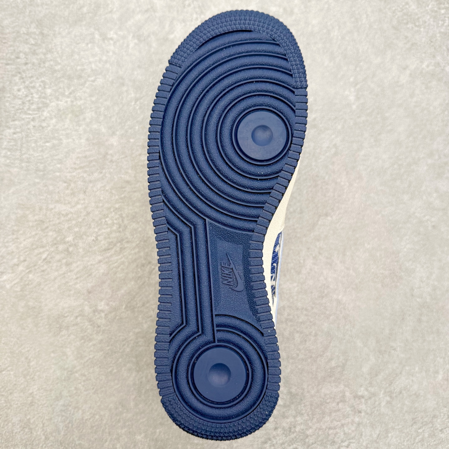 图片[9]-NK Air Force 1´07 Low 空军一号低帮百搭休闲运动板鞋 XL1979-106 柔软、弹性十足的缓震性能和出色的中底设计 横跨复古与现代的外型结合 造就出风靡全球 三十多年的Force 1 直到今天还深受青睐 实拍调校N版已经零色差零失真 百分百还原实物色彩所见即所得 不存在货不对板色差等低级问题 选购参考实物拍摄 不混卖不参货 只用心做好货严格选品 承诺混一赔十 尺码：36 36.5 37.5 38 38.5 39 40 40.5 41 42 42.5 43 44 44.5 45-选品中心