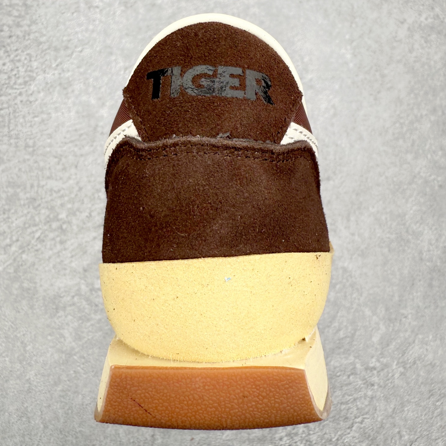 图片[8]-Asics Onitsuka Tiger Ultimate 81 EX 亚瑟士终极系列低帮复古风百搭皮革休闲运动慢跑鞋 采用软质荔枝纹牛培皮鞋面材质 配置OrthoLite鞋垫 轻质Eva缓震组合耐磨橡胶外底 Onitsuka Tiger 鬼塚虎 ULTIMATE 81EX 1183B510 中性款运动鞋 鞋跟底部的缓震孔设计以及TPU后跟保护片强化稳定性 造就合乎新时代高性能运动鞋标准的现代鞋款 牛皮革鞋面 FLYTEFOAM Propel中底增强缓震性与回弹性 鞋跟处采用fuzeGEL缓震胶科技 强化缓震 OrthoLite鞋垫 进一步强化缓震Gel-Kayano超轻量专业运动慢跑鞋 尺码：36-45-选品中心