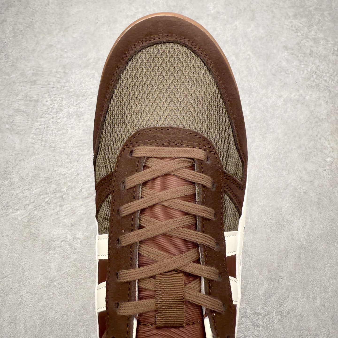 图片[4]-Asics Onitsuka Tiger Ultimate 81 EX 亚瑟士终极系列低帮复古风百搭皮革休闲运动慢跑鞋 采用软质荔枝纹牛培皮鞋面材质 配置OrthoLite鞋垫 轻质Eva缓震组合耐磨橡胶外底 Onitsuka Tiger 鬼塚虎 ULTIMATE 81EX 1183B510 中性款运动鞋 鞋跟底部的缓震孔设计以及TPU后跟保护片强化稳定性 造就合乎新时代高性能运动鞋标准的现代鞋款 牛皮革鞋面 FLYTEFOAM Propel中底增强缓震性与回弹性 鞋跟处采用fuzeGEL缓震胶科技 强化缓震 OrthoLite鞋垫 进一步强化缓震Gel-Kayano超轻量专业运动慢跑鞋 尺码：36-45-选品中心