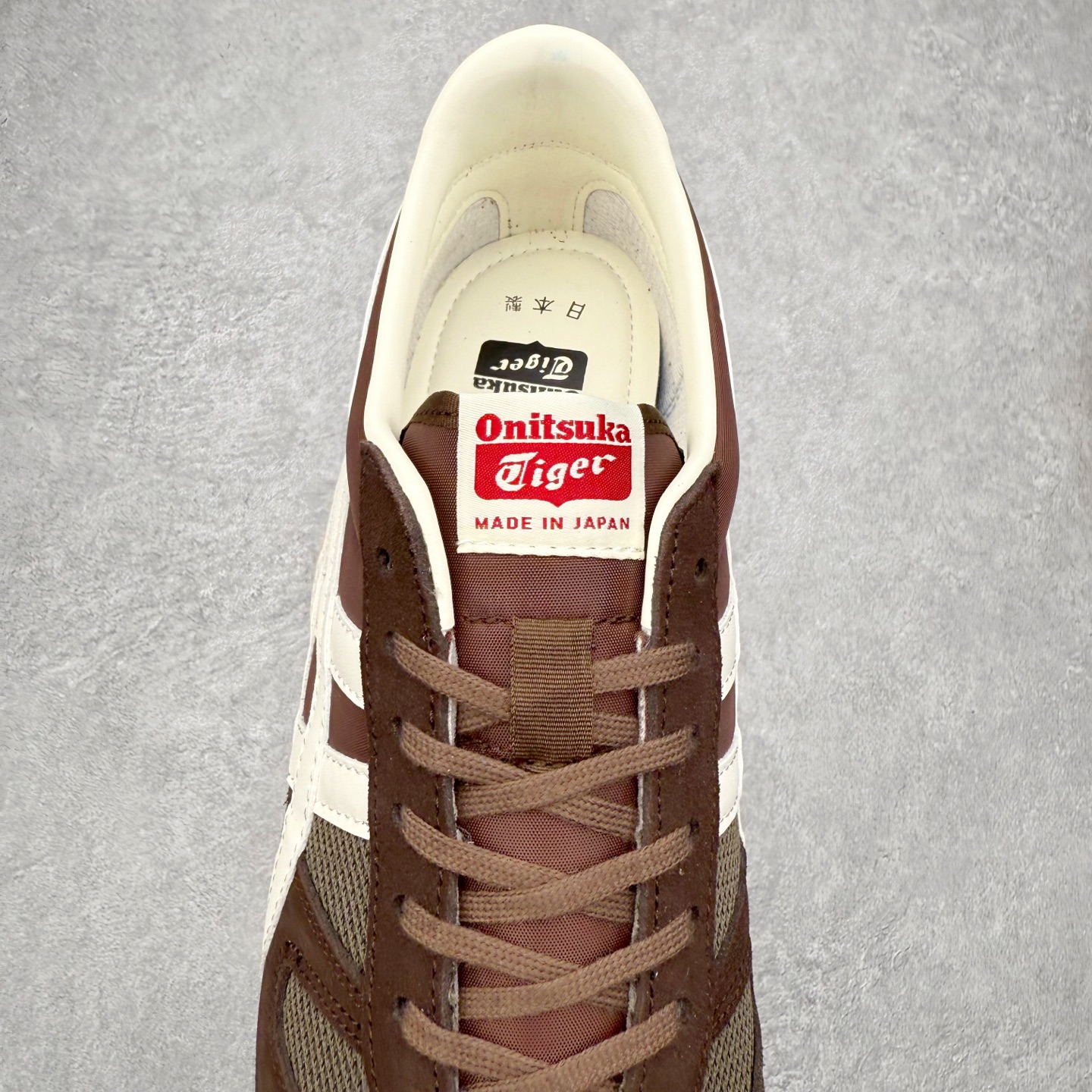 图片[5]-Asics Onitsuka Tiger Ultimate 81 EX 亚瑟士终极系列低帮复古风百搭皮革休闲运动慢跑鞋 采用软质荔枝纹牛培皮鞋面材质 配置OrthoLite鞋垫 轻质Eva缓震组合耐磨橡胶外底 Onitsuka Tiger 鬼塚虎 ULTIMATE 81EX 1183B510 中性款运动鞋 鞋跟底部的缓震孔设计以及TPU后跟保护片强化稳定性 造就合乎新时代高性能运动鞋标准的现代鞋款 牛皮革鞋面 FLYTEFOAM Propel中底增强缓震性与回弹性 鞋跟处采用fuzeGEL缓震胶科技 强化缓震 OrthoLite鞋垫 进一步强化缓震Gel-Kayano超轻量专业运动慢跑鞋 尺码：36-45-选品中心