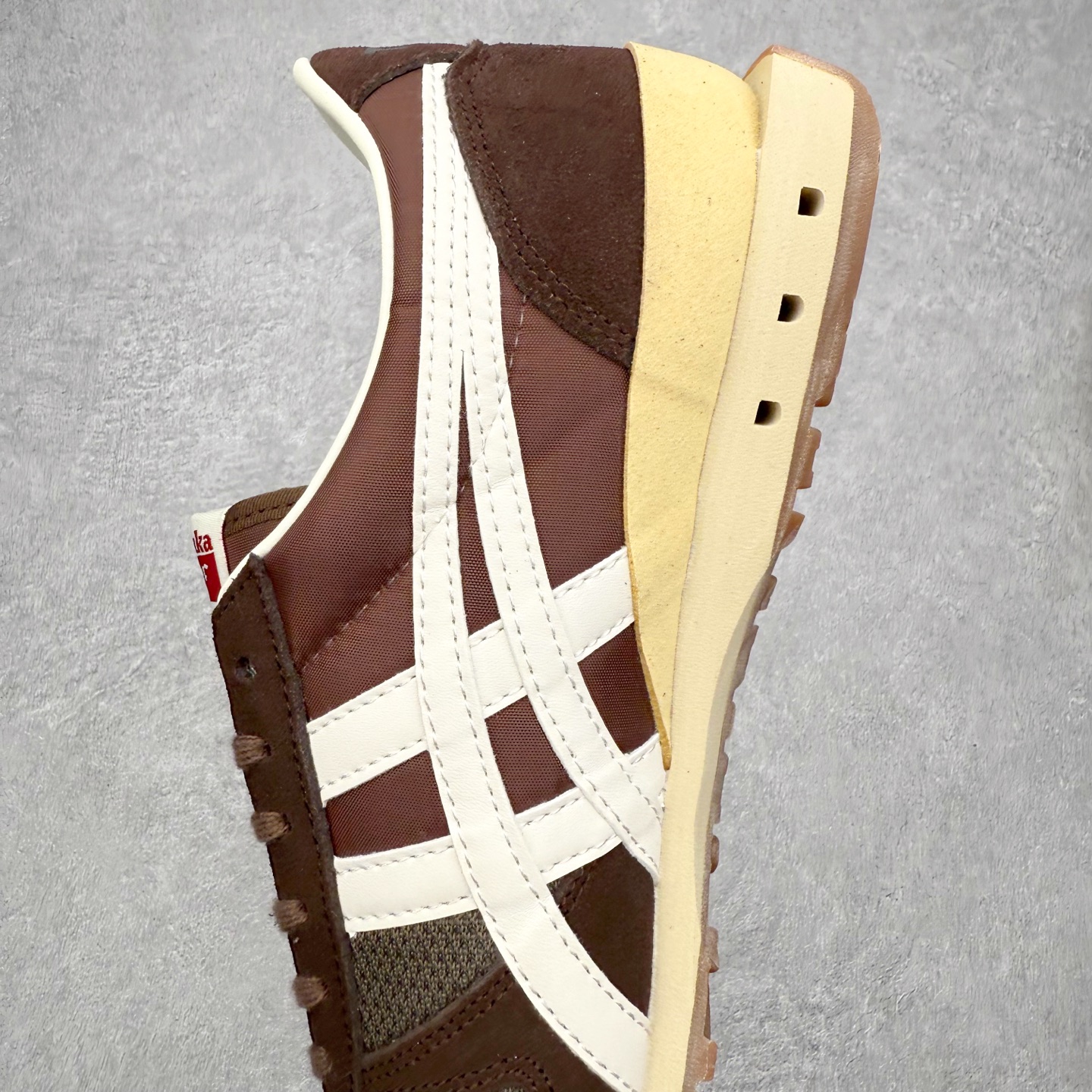 图片[7]-Asics Onitsuka Tiger Ultimate 81 EX 亚瑟士终极系列低帮复古风百搭皮革休闲运动慢跑鞋 采用软质荔枝纹牛培皮鞋面材质 配置OrthoLite鞋垫 轻质Eva缓震组合耐磨橡胶外底 Onitsuka Tiger 鬼塚虎 ULTIMATE 81EX 1183B510 中性款运动鞋 鞋跟底部的缓震孔设计以及TPU后跟保护片强化稳定性 造就合乎新时代高性能运动鞋标准的现代鞋款 牛皮革鞋面 FLYTEFOAM Propel中底增强缓震性与回弹性 鞋跟处采用fuzeGEL缓震胶科技 强化缓震 OrthoLite鞋垫 进一步强化缓震Gel-Kayano超轻量专业运动慢跑鞋 尺码：36-45-选品中心