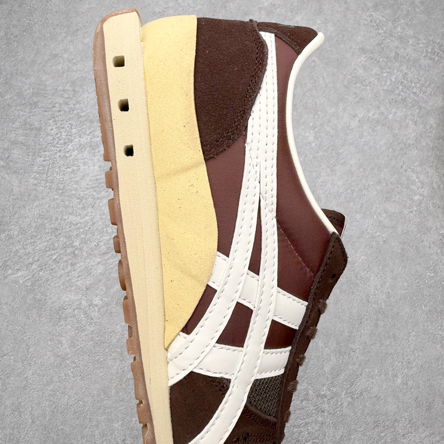 图片[6]-Asics Onitsuka Tiger Ultimate 81 EX 亚瑟士终极系列低帮复古风百搭皮革休闲运动慢跑鞋 采用软质荔枝纹牛培皮鞋面材质 配置OrthoLite鞋垫 轻质Eva缓震组合耐磨橡胶外底 Onitsuka Tiger 鬼塚虎 ULTIMATE 81EX 1183B510 中性款运动鞋 鞋跟底部的缓震孔设计以及TPU后跟保护片强化稳定性 造就合乎新时代高性能运动鞋标准的现代鞋款 牛皮革鞋面 FLYTEFOAM Propel中底增强缓震性与回弹性 鞋跟处采用fuzeGEL缓震胶科技 强化缓震 OrthoLite鞋垫 进一步强化缓震Gel-Kayano超轻量专业运动慢跑鞋 尺码：36-45-选品中心