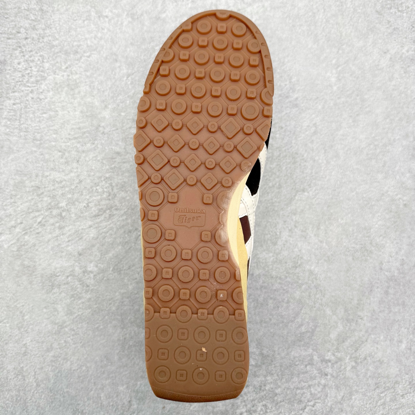 图片[9]-Asics Onitsuka Tiger Ultimate 81 EX 亚瑟士终极系列低帮复古风百搭皮革休闲运动慢跑鞋 采用软质荔枝纹牛培皮鞋面材质 配置OrthoLite鞋垫 轻质Eva缓震组合耐磨橡胶外底 Onitsuka Tiger 鬼塚虎 ULTIMATE 81EX 1183B510 中性款运动鞋 鞋跟底部的缓震孔设计以及TPU后跟保护片强化稳定性 造就合乎新时代高性能运动鞋标准的现代鞋款 牛皮革鞋面 FLYTEFOAM Propel中底增强缓震性与回弹性 鞋跟处采用fuzeGEL缓震胶科技 强化缓震 OrthoLite鞋垫 进一步强化缓震Gel-Kayano超轻量专业运动慢跑鞋 尺码：36-45-选品中心