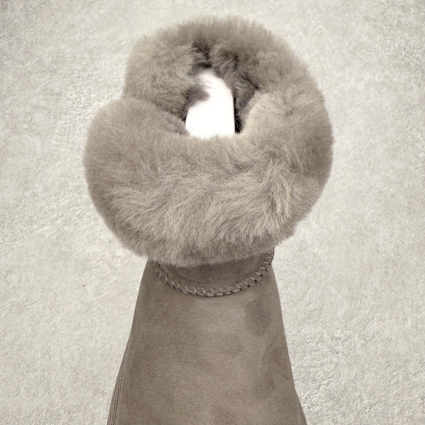 图片[5]-UGG 秋冬羊皮毛一体雪地靴 全鞋采用ZP同厂 隆丰A级澳洲进口羊皮毛一体 品牌代工厂生产线 完全遵循ZP工艺流程 代工厂原厂版师 秉承无原鞋不开发选择 注重每一处细节 市面最正版型 TREADLITE\\\”轻翼\\\”科技外底 轻便/耐用/柔韧/桩型【售后郑重承诺】一个月内若出现重大脱胶/断底等质量问题 直接为您换新！尺码：35 36 37 38 39 40-选品中心