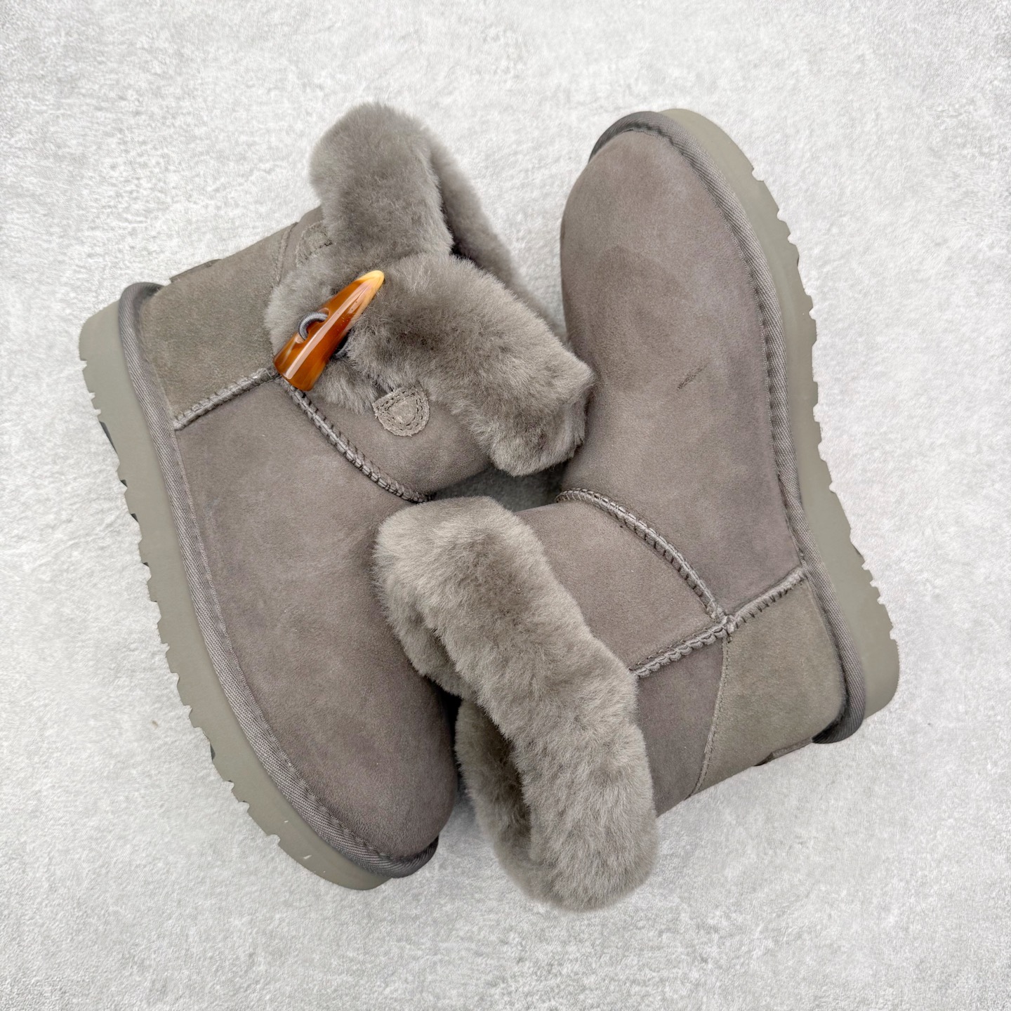 图片[3]-UGG 秋冬羊皮毛一体雪地靴 全鞋采用ZP同厂 隆丰A级澳洲进口羊皮毛一体 品牌代工厂生产线 完全遵循ZP工艺流程 代工厂原厂版师 秉承无原鞋不开发选择 注重每一处细节 市面最正版型 TREADLITE\\\”轻翼\\\”科技外底 轻便/耐用/柔韧/桩型【售后郑重承诺】一个月内若出现重大脱胶/断底等质量问题 直接为您换新！尺码：35 36 37 38 39 40-选品中心