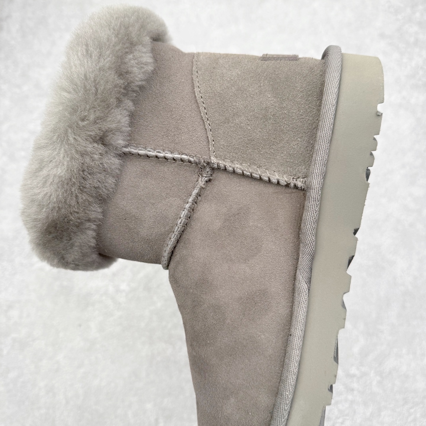 图片[7]-UGG 秋冬羊皮毛一体雪地靴 全鞋采用ZP同厂 隆丰A级澳洲进口羊皮毛一体 品牌代工厂生产线 完全遵循ZP工艺流程 代工厂原厂版师 秉承无原鞋不开发选择 注重每一处细节 市面最正版型 TREADLITE\\\”轻翼\\\”科技外底 轻便/耐用/柔韧/桩型【售后郑重承诺】一个月内若出现重大脱胶/断底等质量问题 直接为您换新！尺码：35 36 37 38 39 40-选品中心