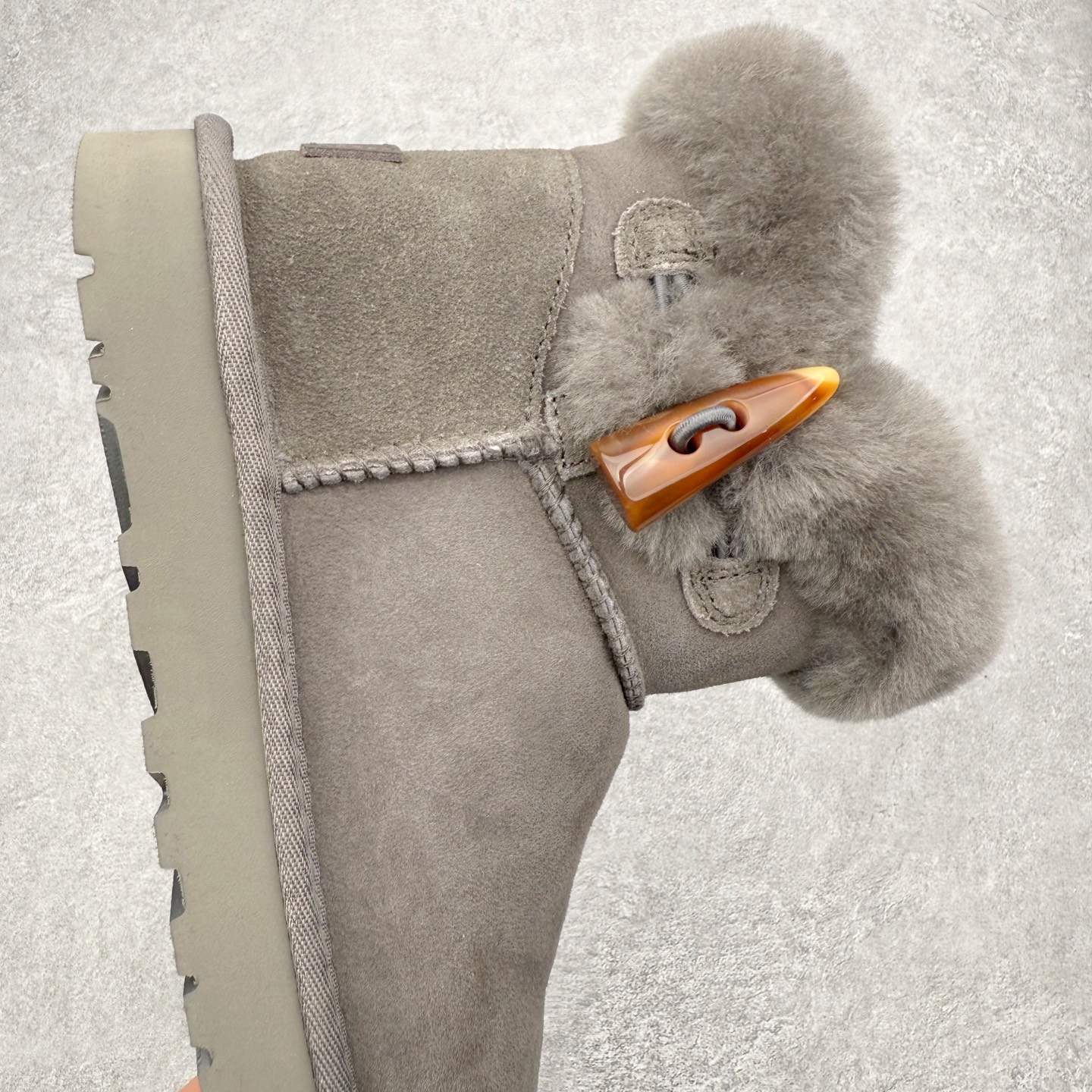 图片[6]-UGG 秋冬羊皮毛一体雪地靴 全鞋采用ZP同厂 隆丰A级澳洲进口羊皮毛一体 品牌代工厂生产线 完全遵循ZP工艺流程 代工厂原厂版师 秉承无原鞋不开发选择 注重每一处细节 市面最正版型 TREADLITE\\\”轻翼\\\”科技外底 轻便/耐用/柔韧/桩型【售后郑重承诺】一个月内若出现重大脱胶/断底等质量问题 直接为您换新！尺码：35 36 37 38 39 40-选品中心